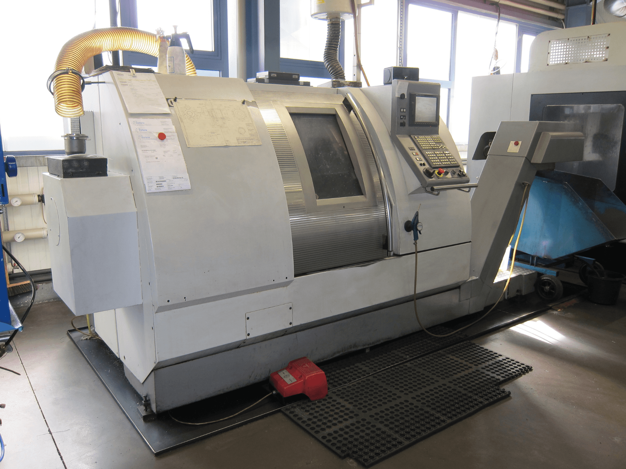 Gildemeister CTX 400 Serie 2 horisontaalne treipink, külgvaade, kus näidatakse juhtpaneeli ja tööfunktsioone.