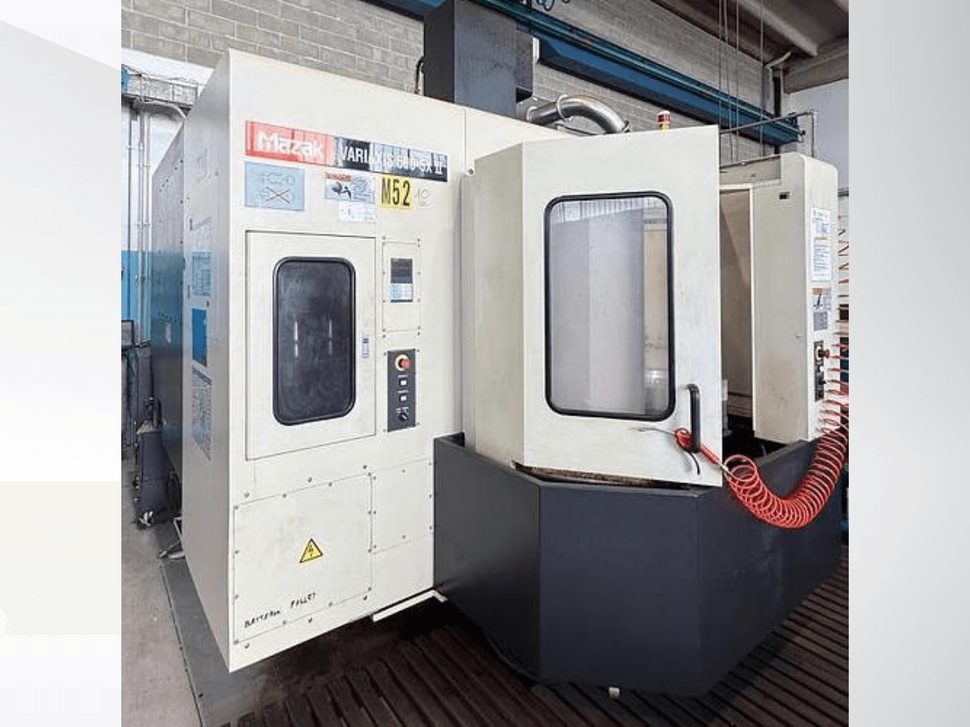Mazak VARIAXIS500-5XII vertikaalne töötlemiskeskus, vaade eest; pildil on näha juhtpaneel ja vaatamisaken.