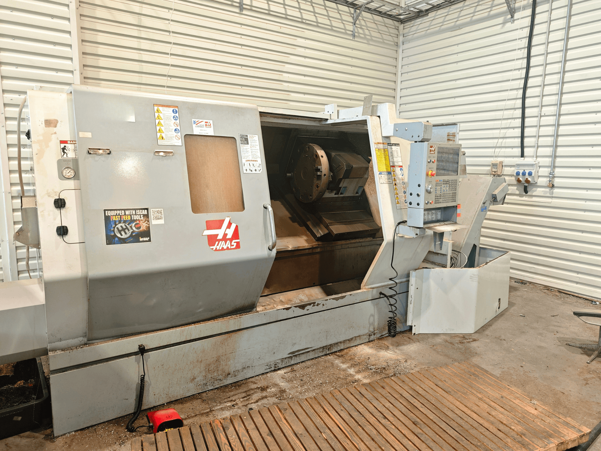 Haas SL-40HE horisontaalne treipink, vaade eest, millel on näha juhtpaneel, töötsoon ja ohutusmärgised.