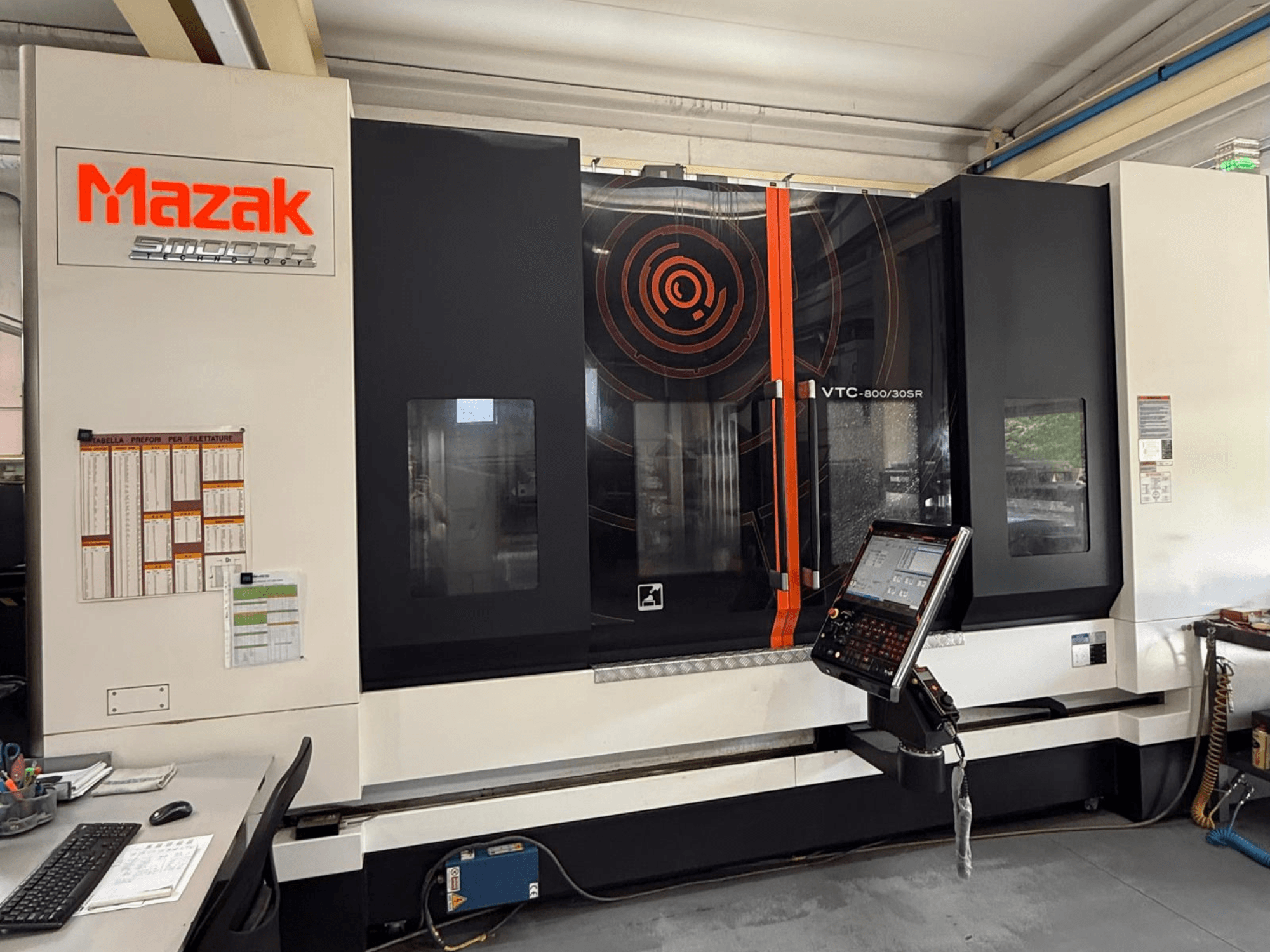 Mazak VTC-800/30SR vertikaalne töötlemiskeskus, esivaade, millel on näha juhtpaneel, ekraan ja tööala.