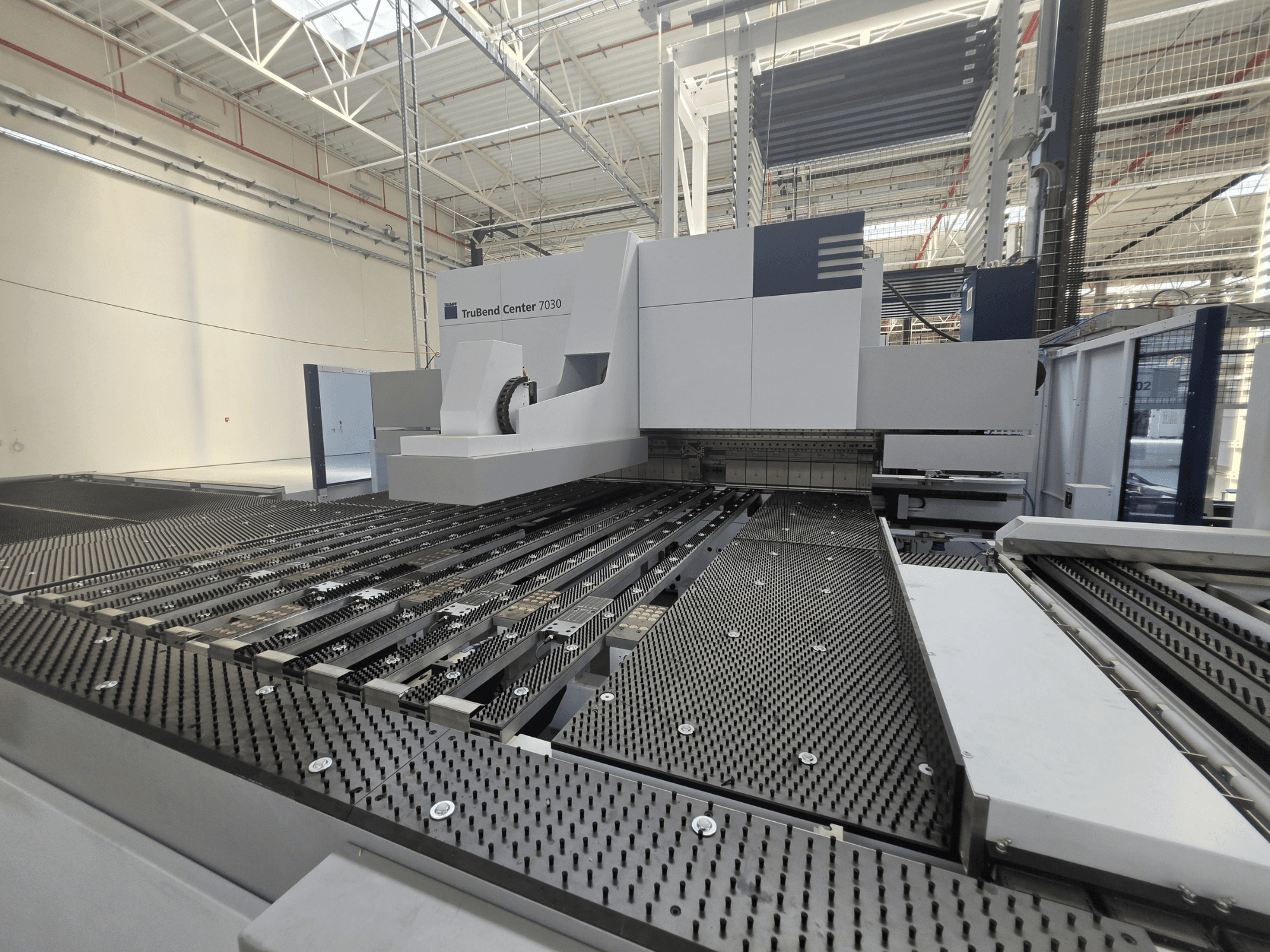 TRUMPF TruBend Center 7030 painutusmasin tehases, esivaade, millel on näha keerukas tööpink ja painutusvars.