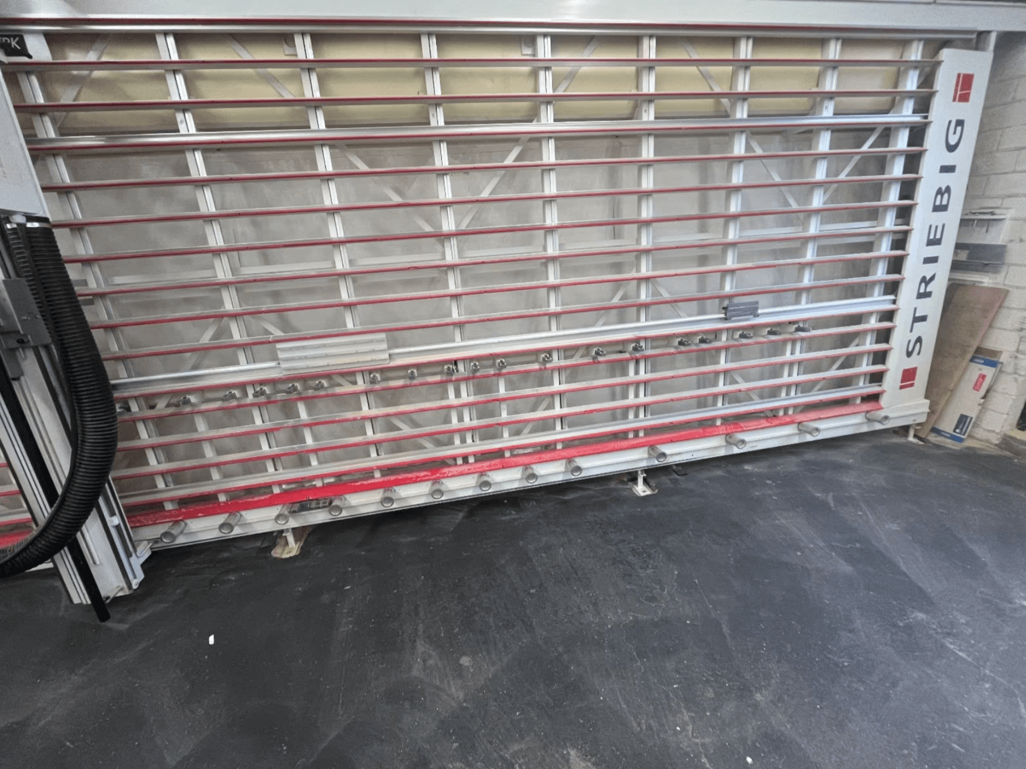 STRIEBIG Standart II TKR 6220A plaadisaag eespoolt vaadatuna; punane metallraam ja lõikekomponendid.