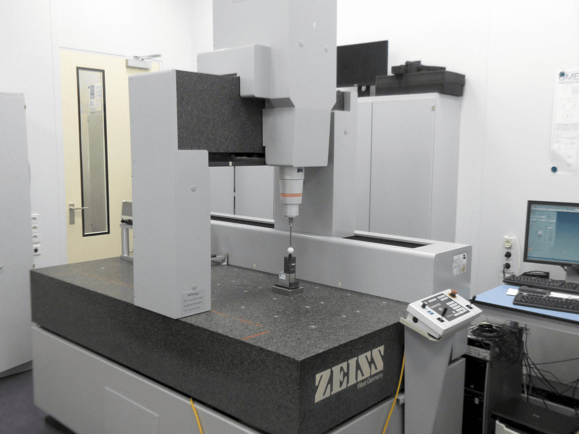 Masina ZEISS UC 850 eestvaade