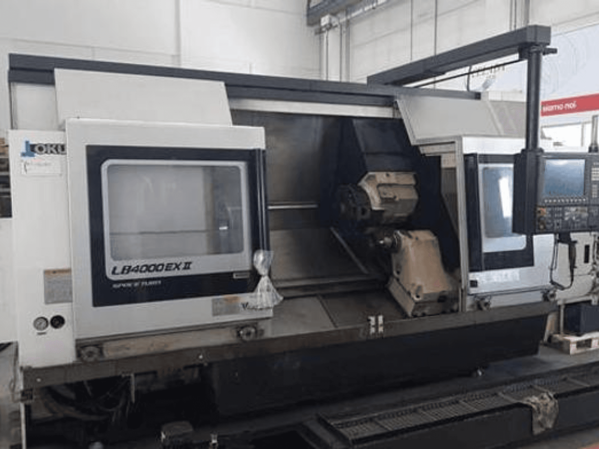 LATHES LB4000EX II by JOKI, esiplaanil on juhtpaneel, spindel ja tööpiirkond täppistöötluseks.