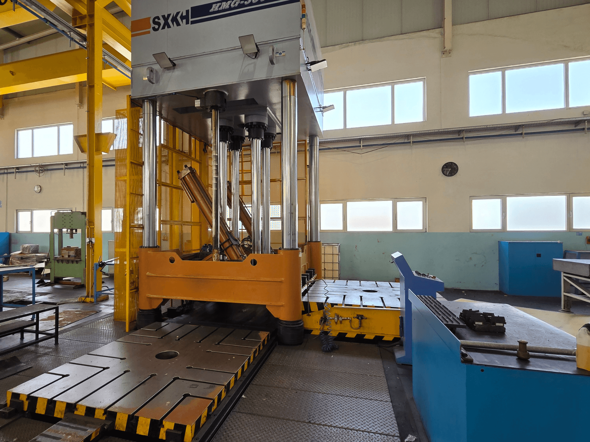Hüdrauliline press SXKH HMG-300JM esiplaanil, millel on suured pressimissilindrid ja tugev alus tehases.