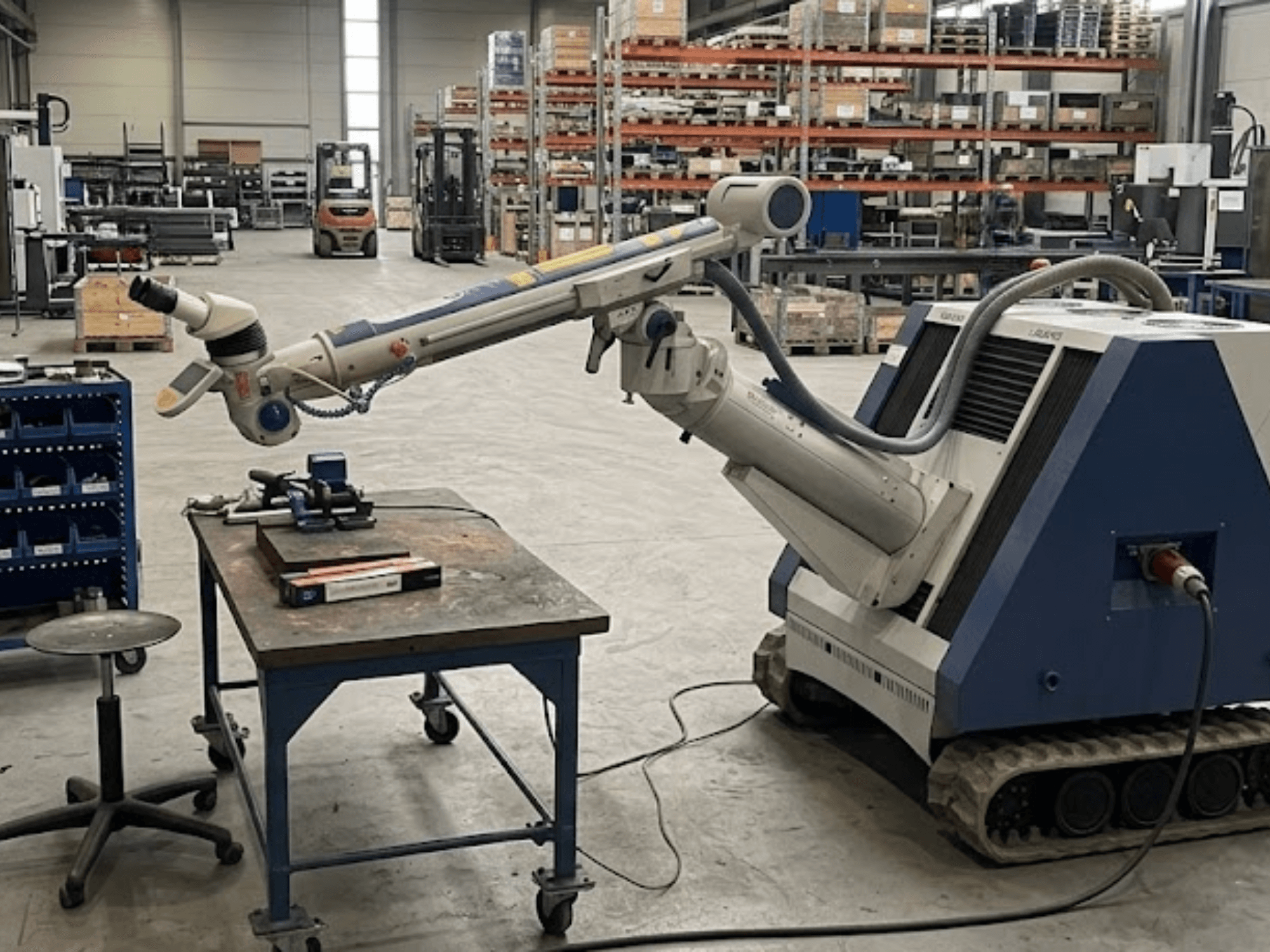 Töökojas asuv ALPHA LASER ALFlak300 M tööpink koos robotkäega; esivaade, millel on näha töölaua täpne seadistus.
