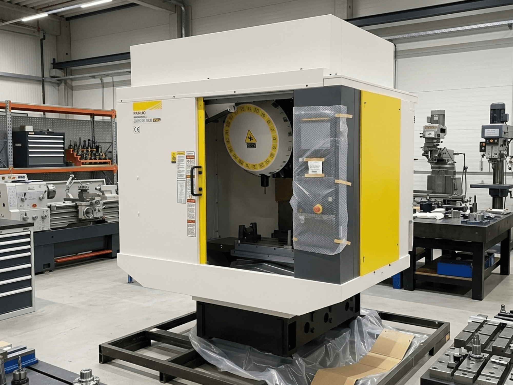FANUC Robodrill Alpha D21LIB5 Plus vertikaalne töötlemiskeskus külgvaates, kus on näha juhtpaneel ja tööala.