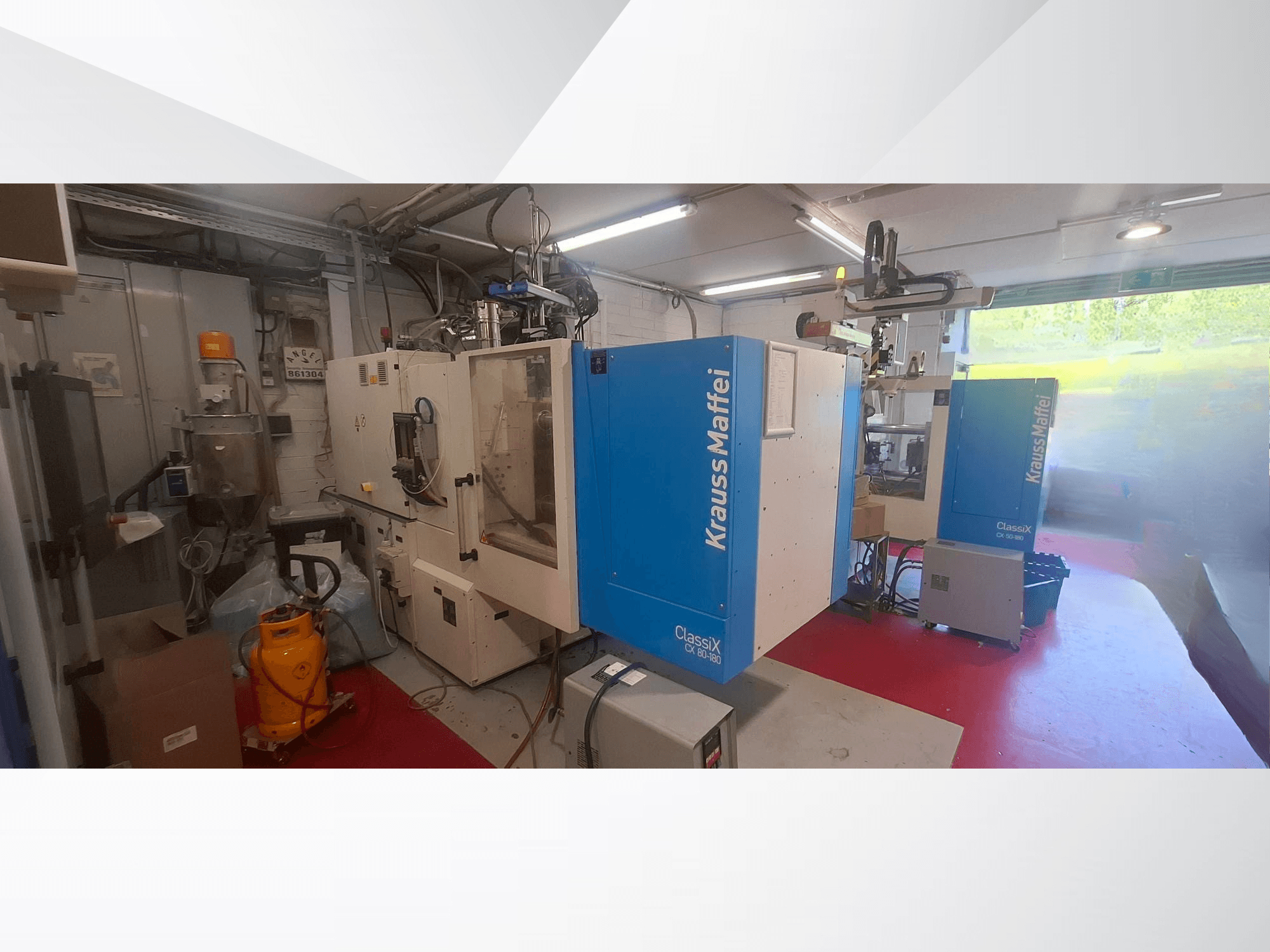 Krauss Maffei CX 80-180 hüdrauliline süstimisvormimismasin, vaade eest, tööstuslikus keskkonnas, ümbritsetud seadmetest.