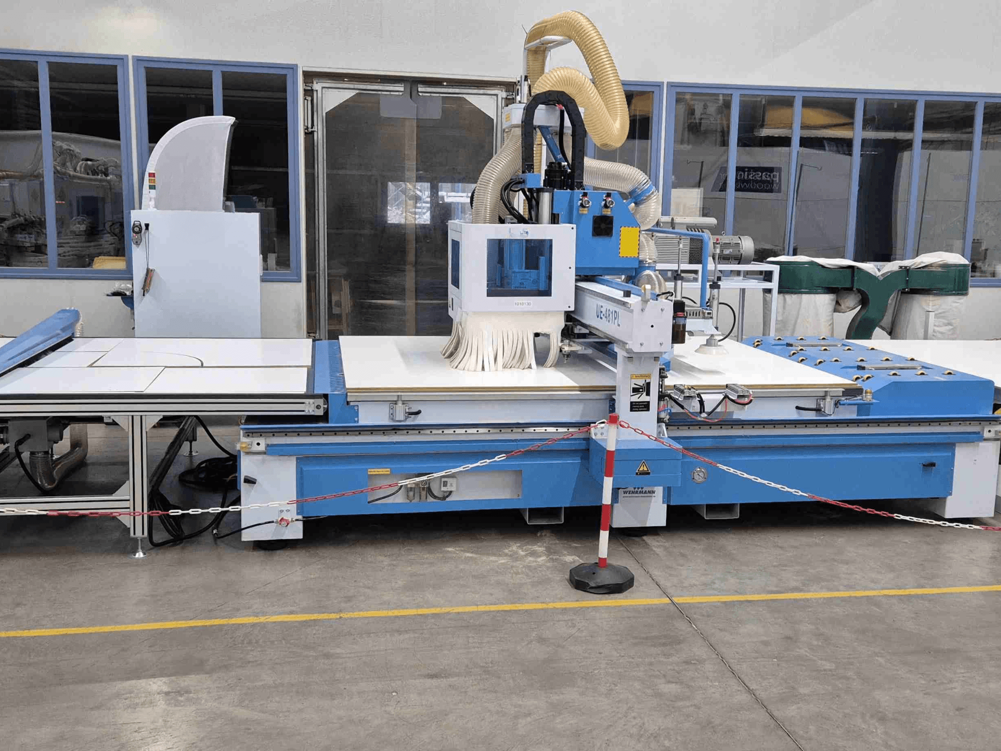 Sinine CNC-töölaud UE-621PL, millel on suur lõikelaua ja lisatud tolmueemaldussüsteem.