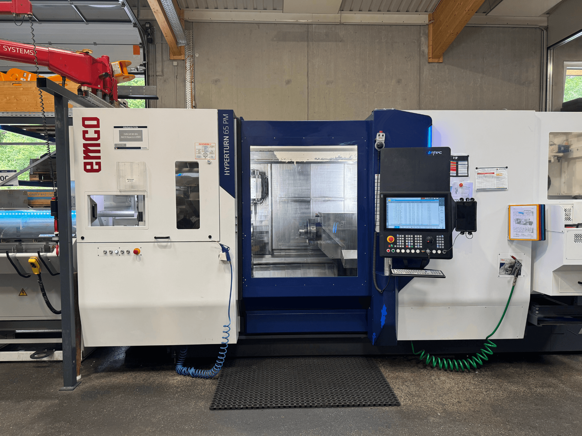 EMCO Hyperturn 65 PM masin, esiplaan, kus on näidatud juhtpaneel, spindli ala ja tööfunktsioonid.