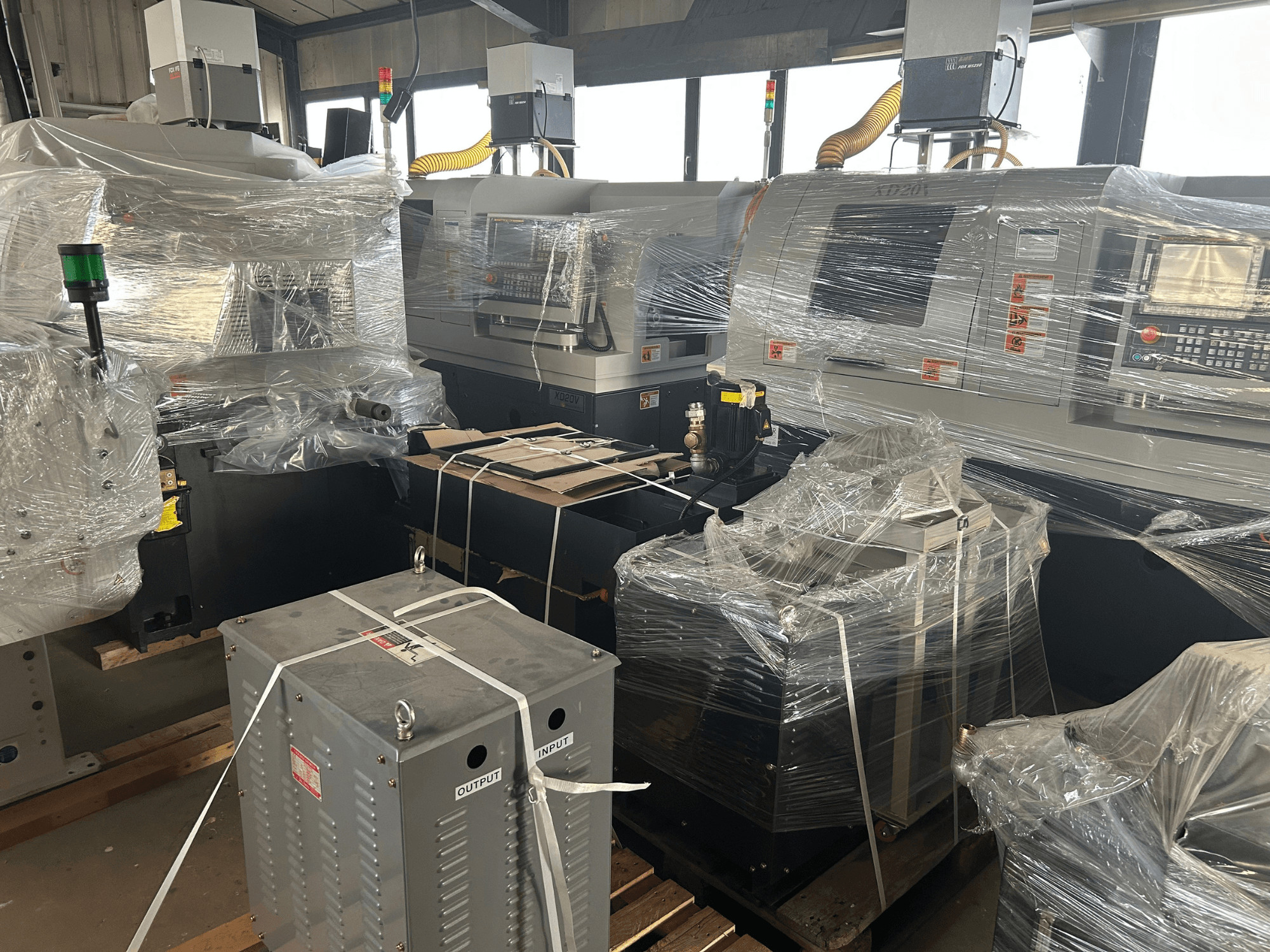 Hanwha XD20 Šveitsi tüüpi treipingi, esiplaanil, plastikpakendis, näidates juhtpaneeli ja lisaseadmeid laos.