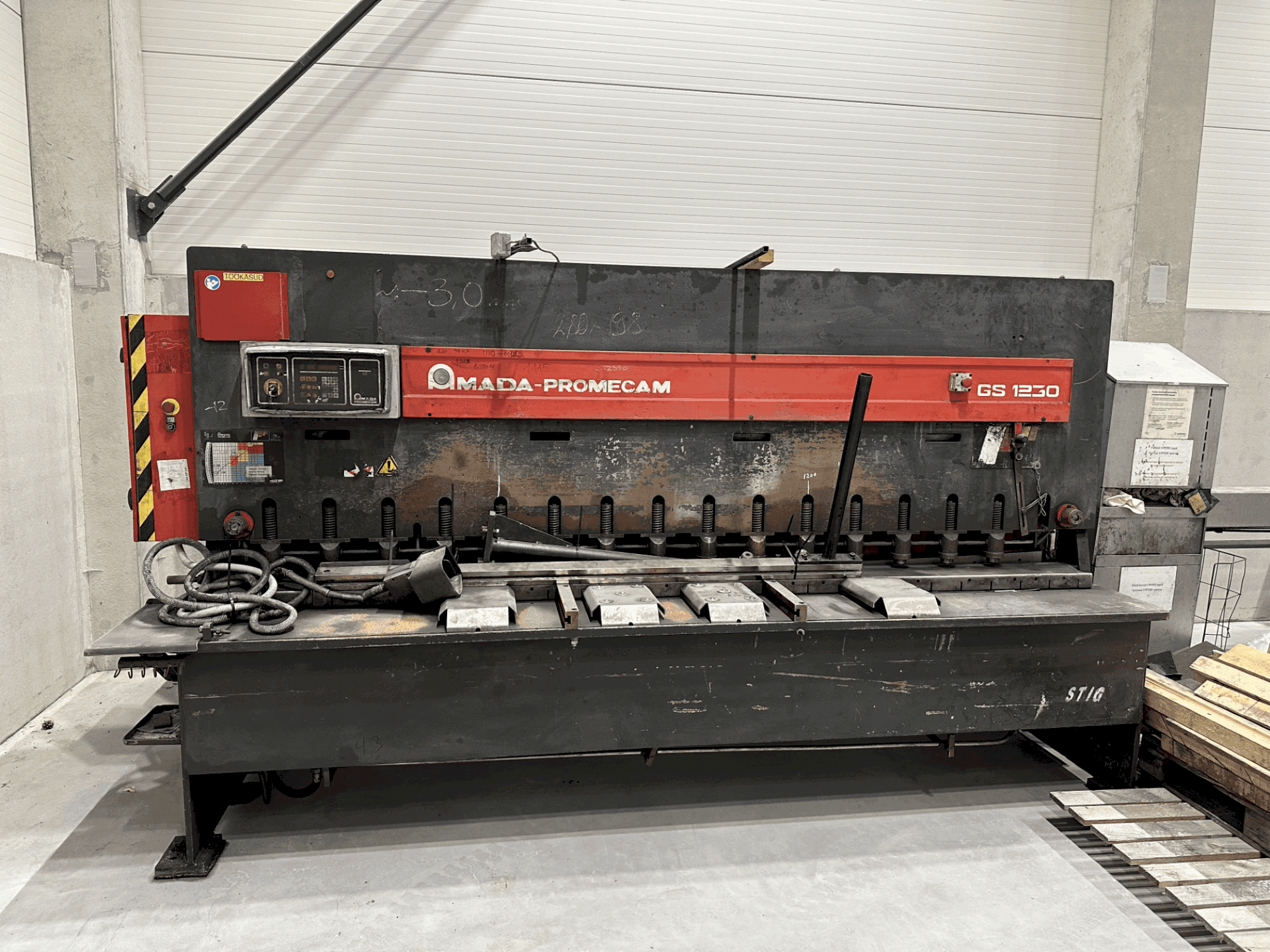 Masina AMADA Promecam GS1230 eestvaade