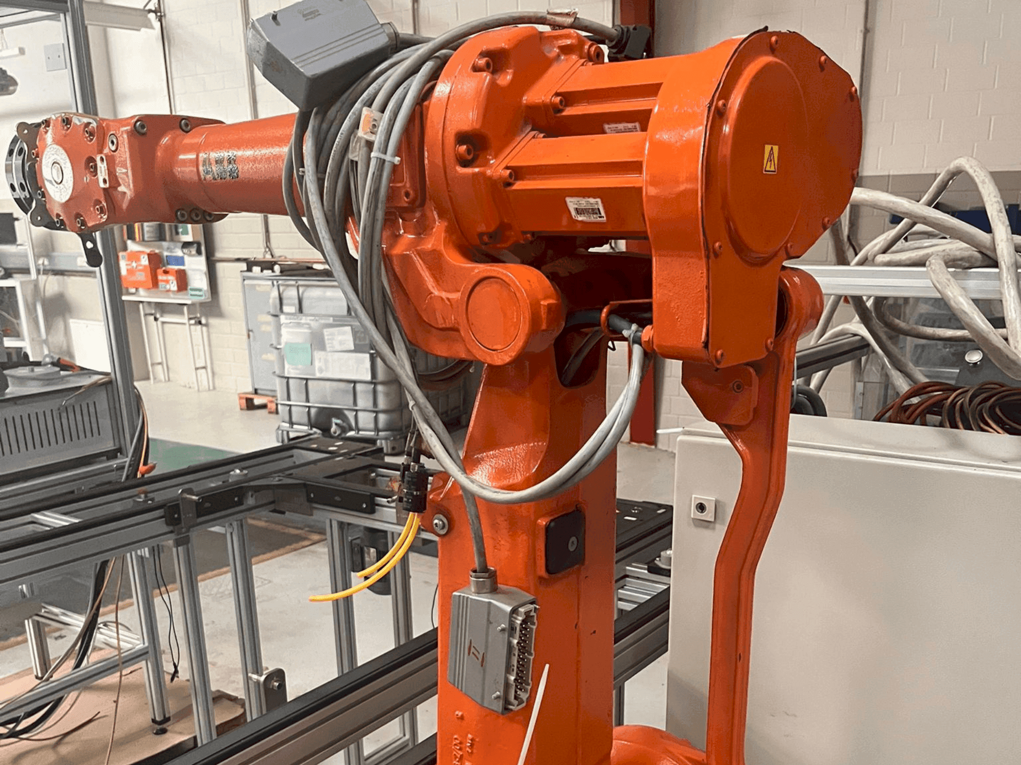 Masina ABB IRB 2400 M2004 eestvaade