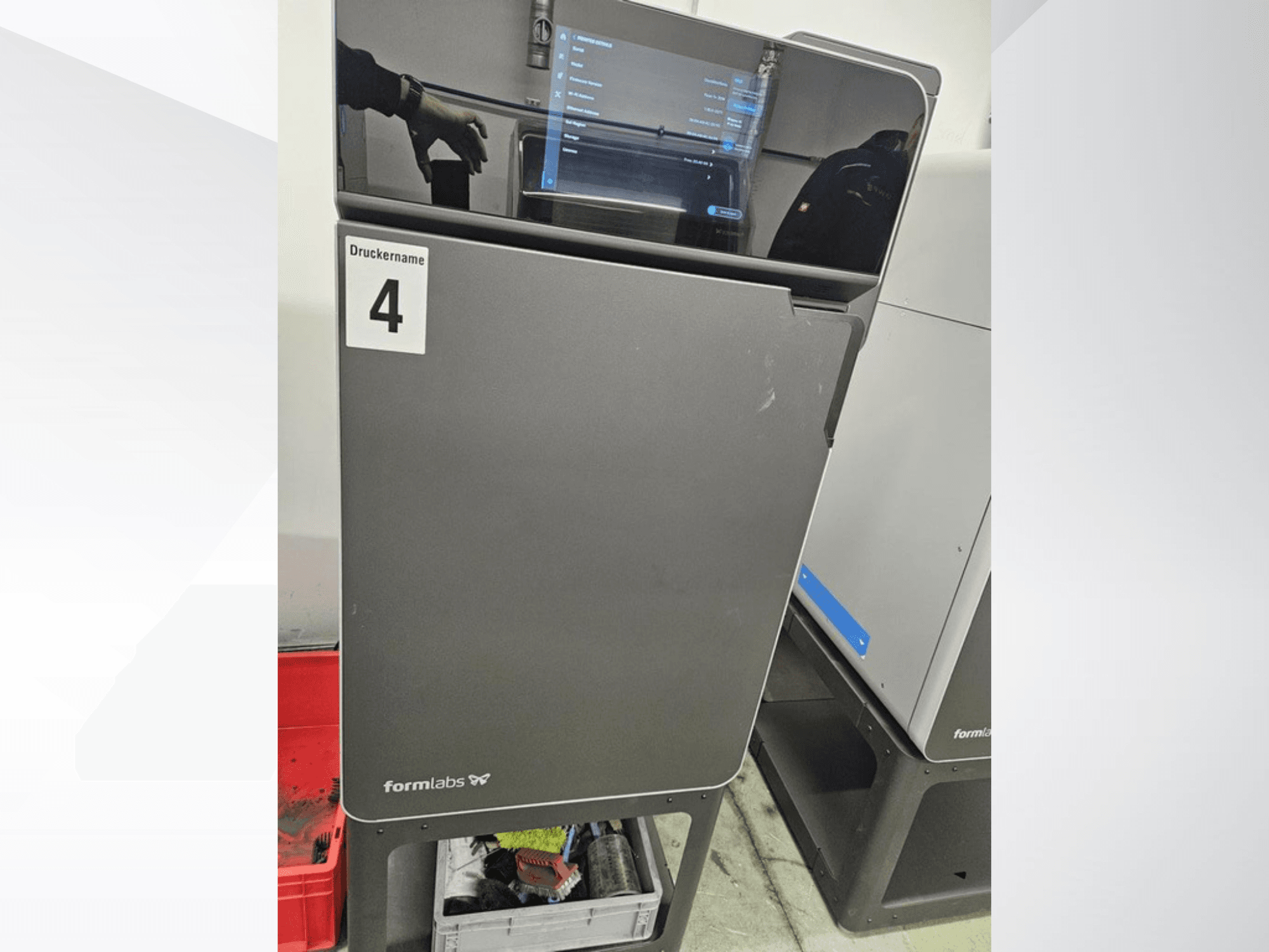 FORMLABS Fuse 1+ 30 W plastist 3D-printer, vaade eest, millel on näha puutetundlik ekraan ja silt „Druckname 4”.