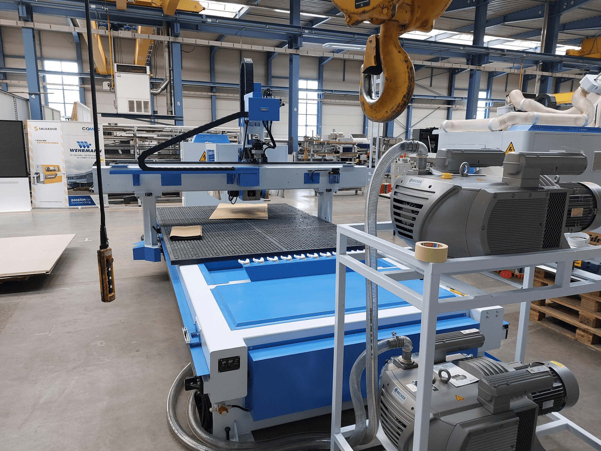 CNC-puidutöötluskeskus QUICK CNC UA 481, esivaade, millel on näha juhtpaneel, mootorid ja tööpind koos puitdetailiga.