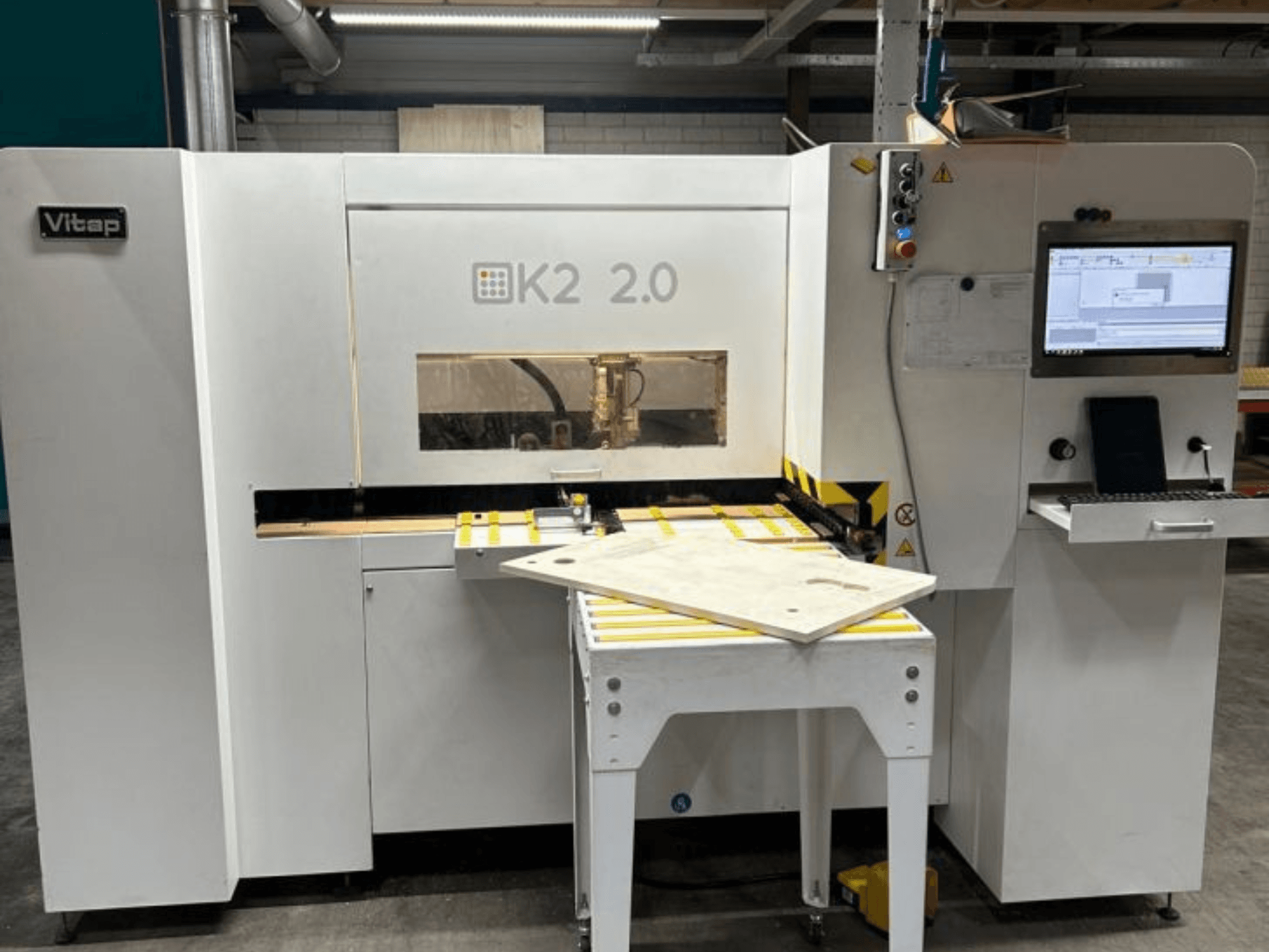 CNC töötluskeskus VITAP Point K2 2.0, esivaade, kus on näidatud juhtpaneel, tööpind ja turvaelemendid.
