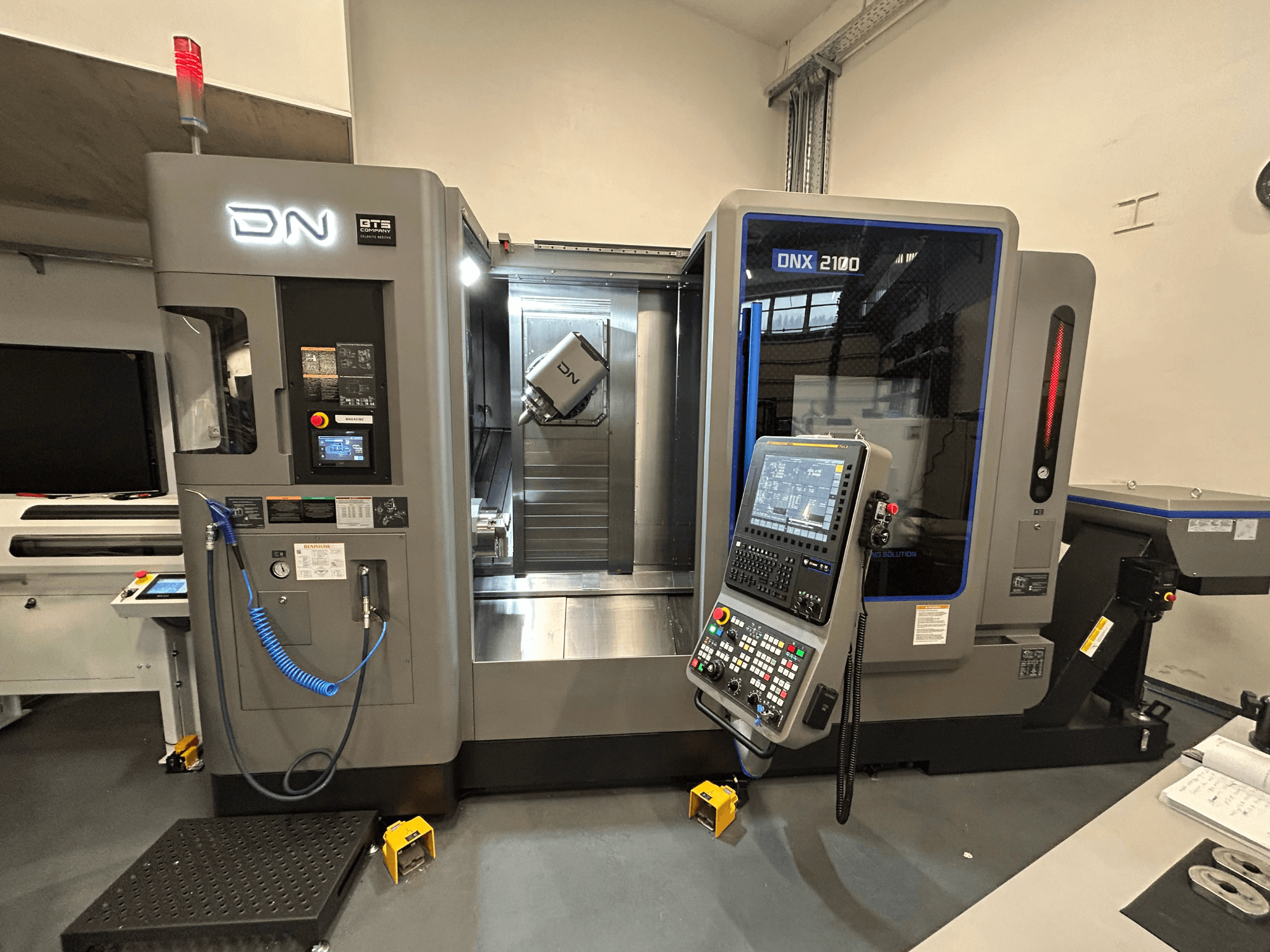 DN ONX 2100 CNC-tööpink, esiplaan, juhtpaneel, tööala ja tööriist. Varustatud turvavalgustuse ja tööindikaatoritega.