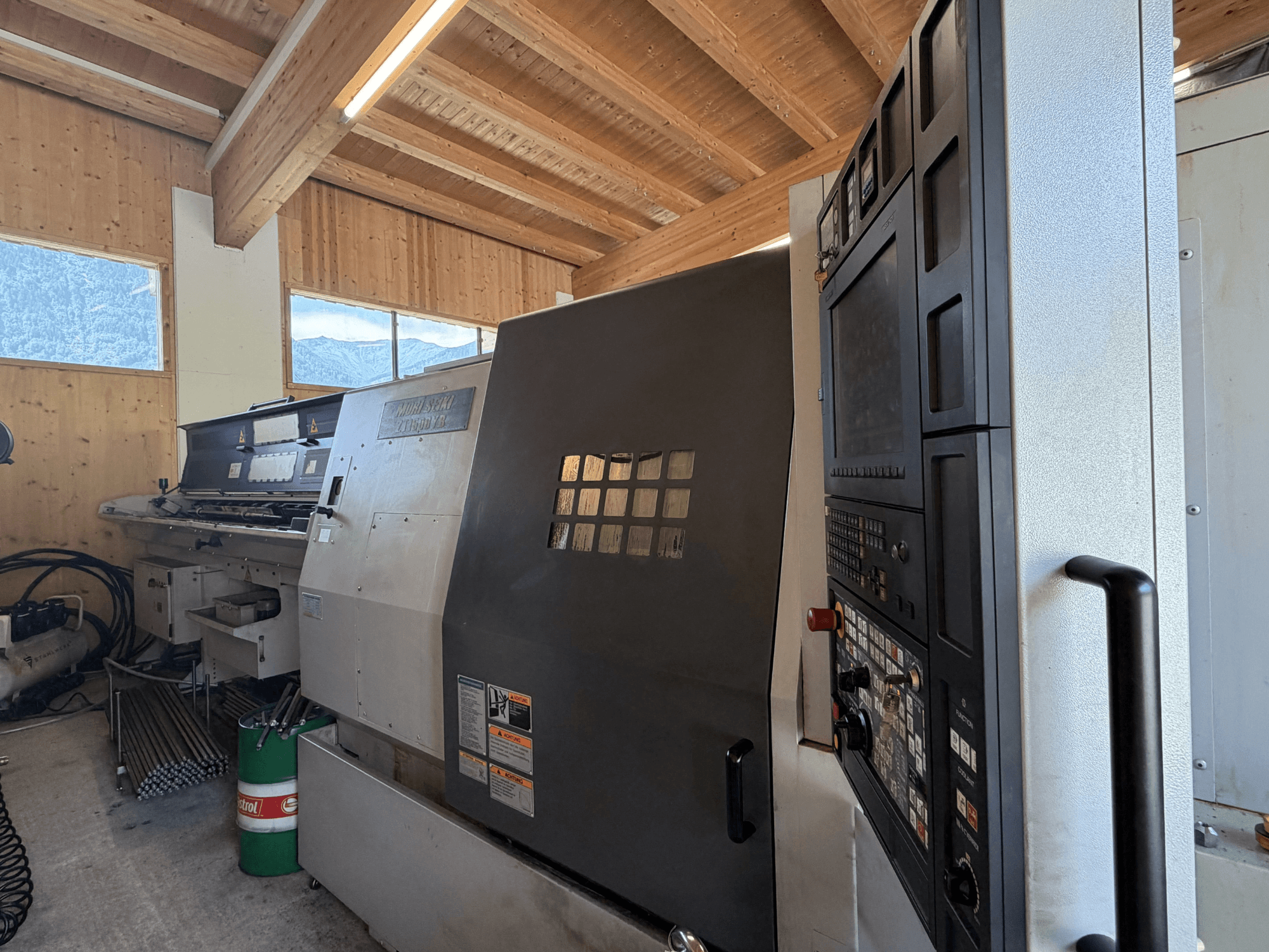 MORI SEIKI ZT1500YB treimis- ja freesimiskeskus töökodas, külgvaade, millel on näha juhtpaneel ja masina omadused.