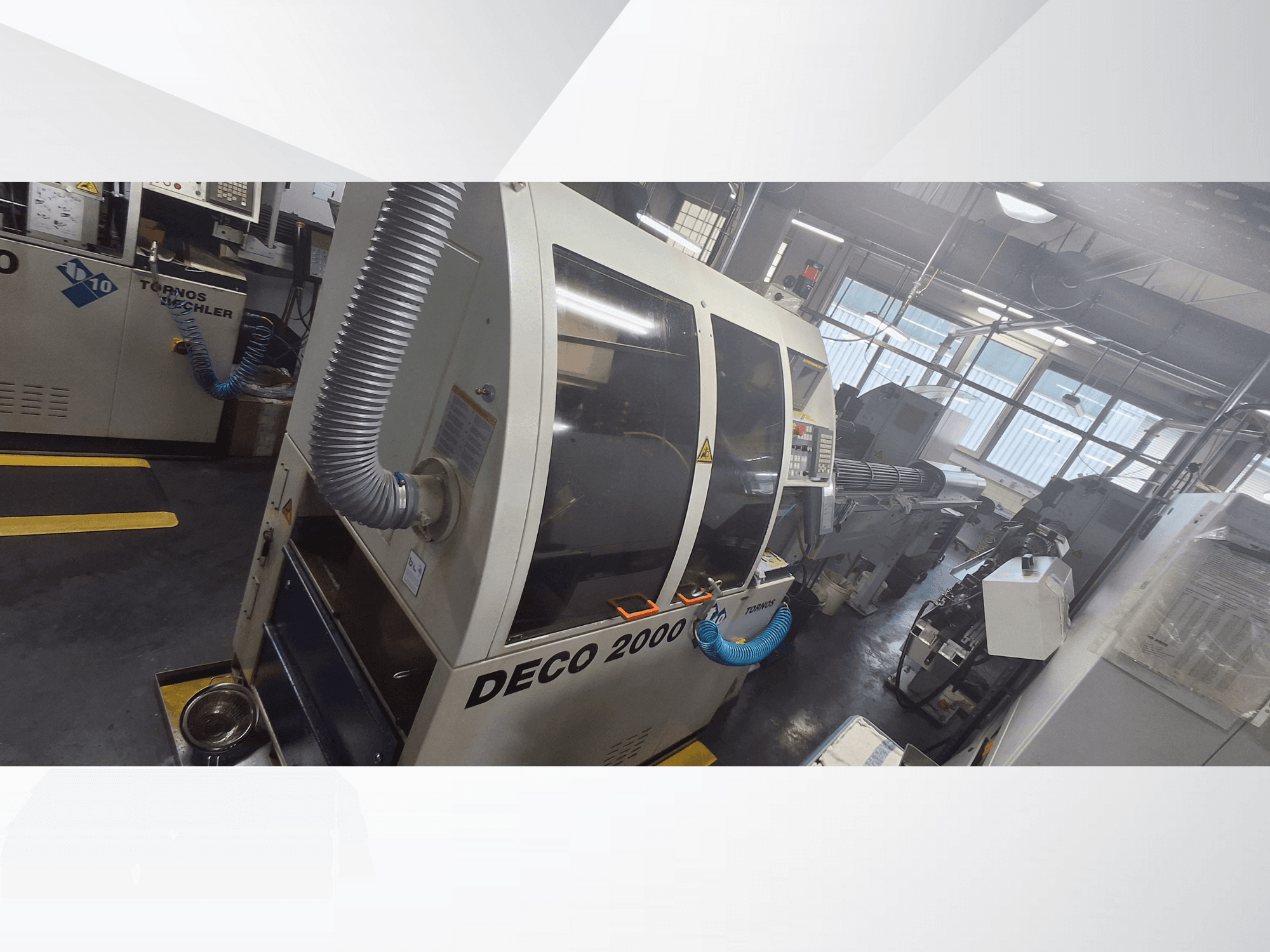 DECO 2000 CNC-tööpink töökojas, esivaade, ventilatsioonivoolik ja juhtpaneel, mõeldud täppistöötluseks.