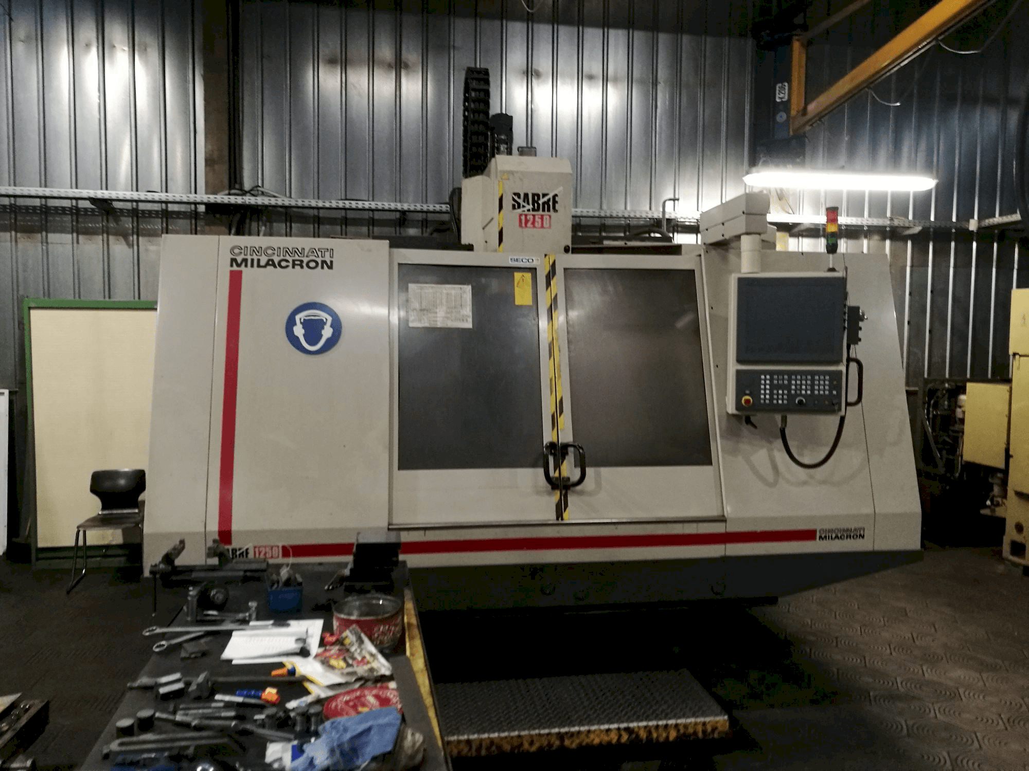 Masina Cincinnati Milacron Sabre 1250 eestvaade