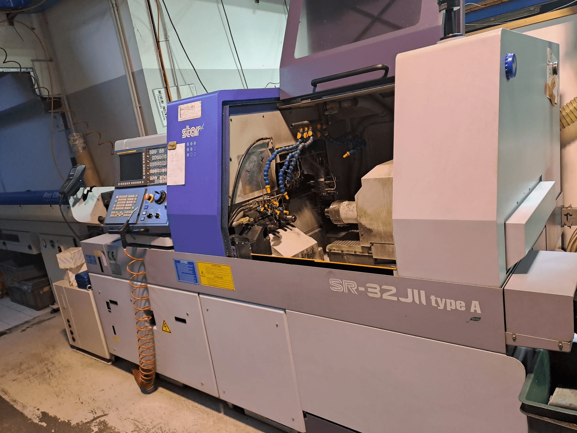 STAR MICRONICS SR-32JII-typeA Šveitsi tüüpi treipingi külgvaade, millel on juhtpaneel ja nähtavad töötluskomponendid.