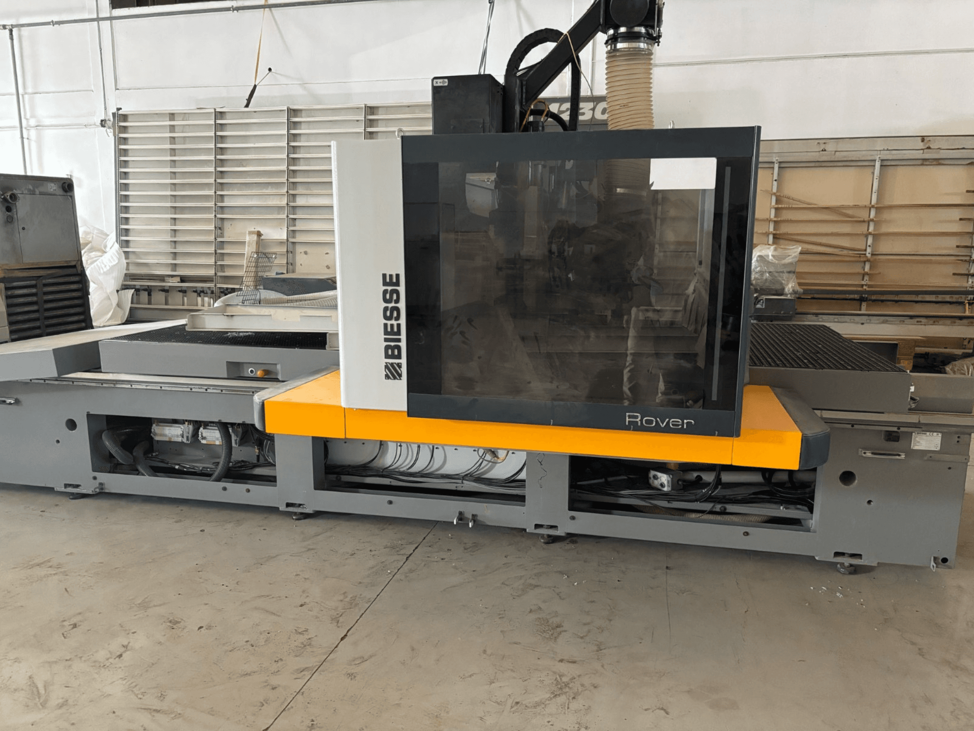 Biesse Rover CNC-töötluskeskuse esiosa, millel on suur juhtpaneel, kollased aktsendid ja avatud mehaanilised komponendid.