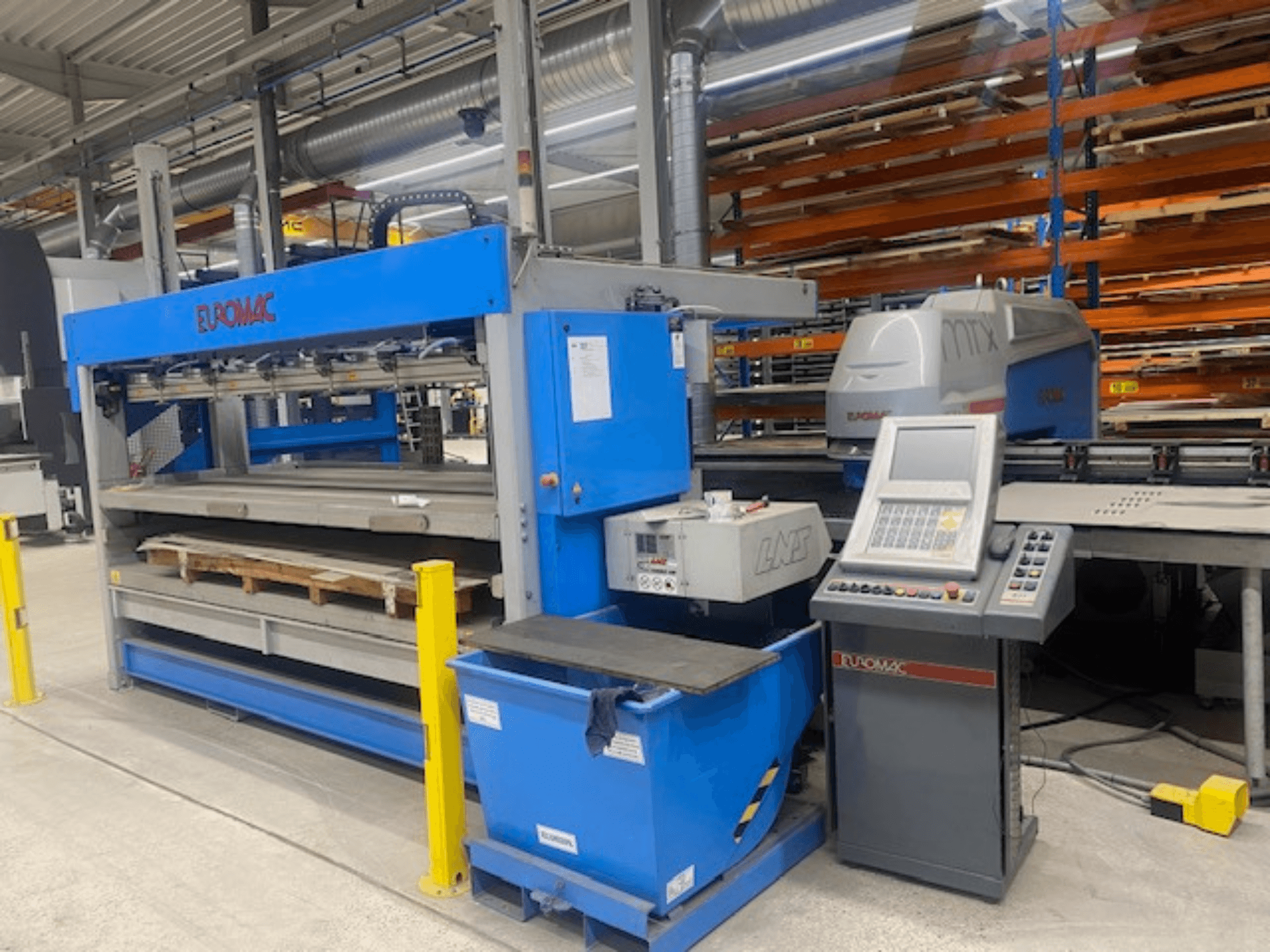 CNC-stantsimismasin Euromac MTX FLEX 12, vaade eest, millel on näha juhtpaneel, alused ja ohutusseadmed.