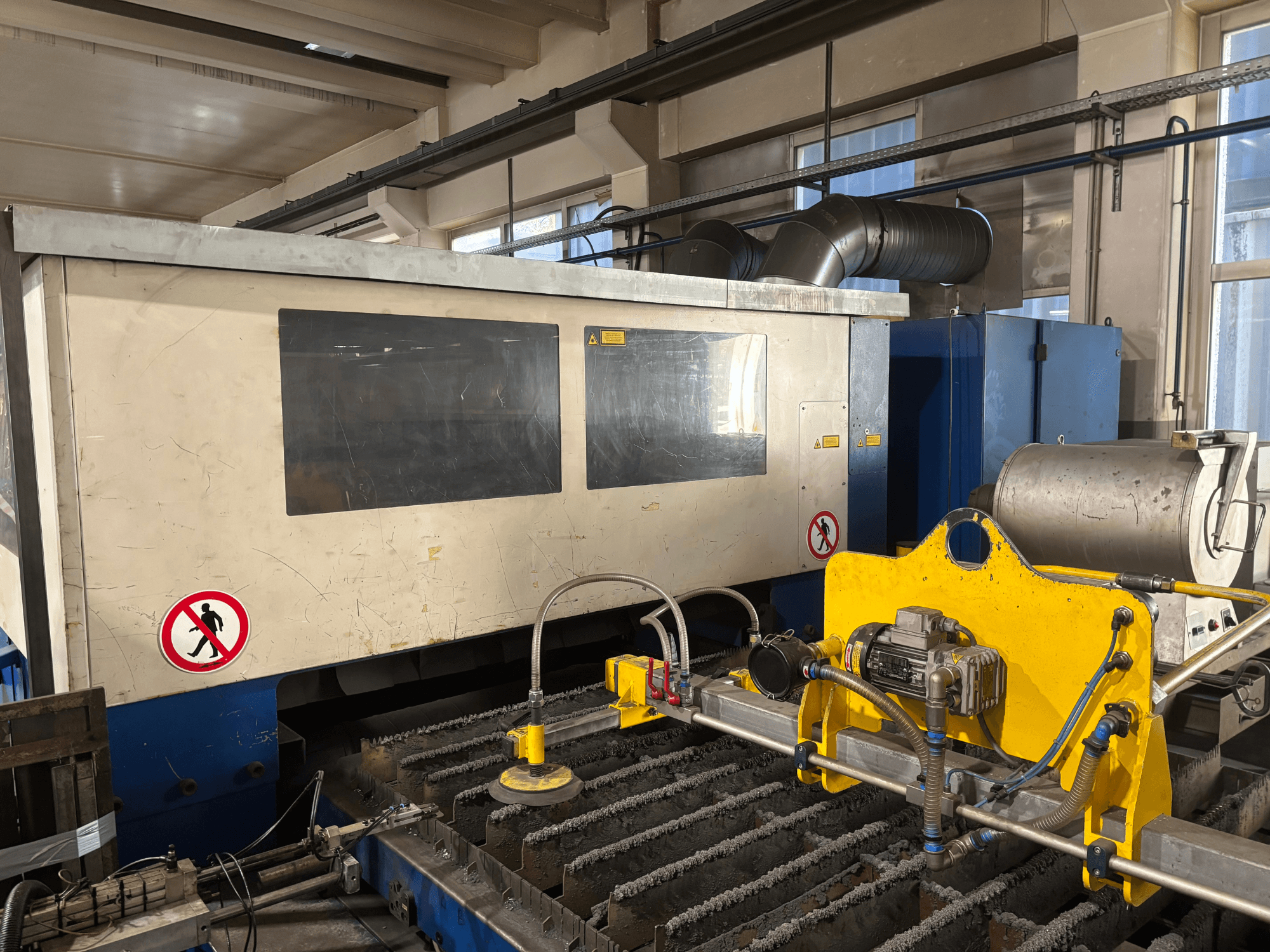 TRUMPF Trumatic L3030 CO2-laserlõikepink, esiplaanil, kus näidatakse juhtimisliidest ja lõikepinna detaile.