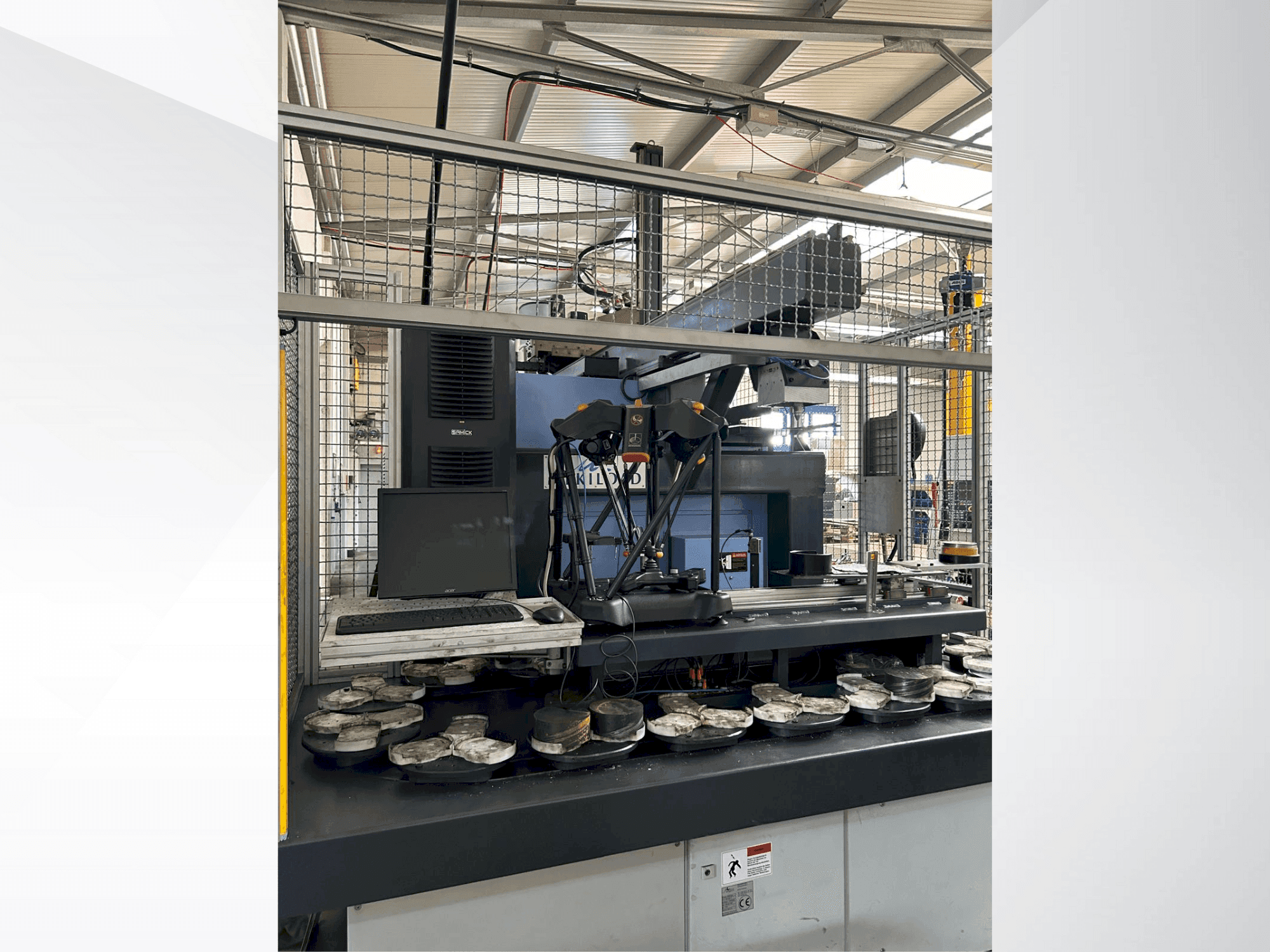 Masina DOOSAN Puma 2600 SY II külgvaade