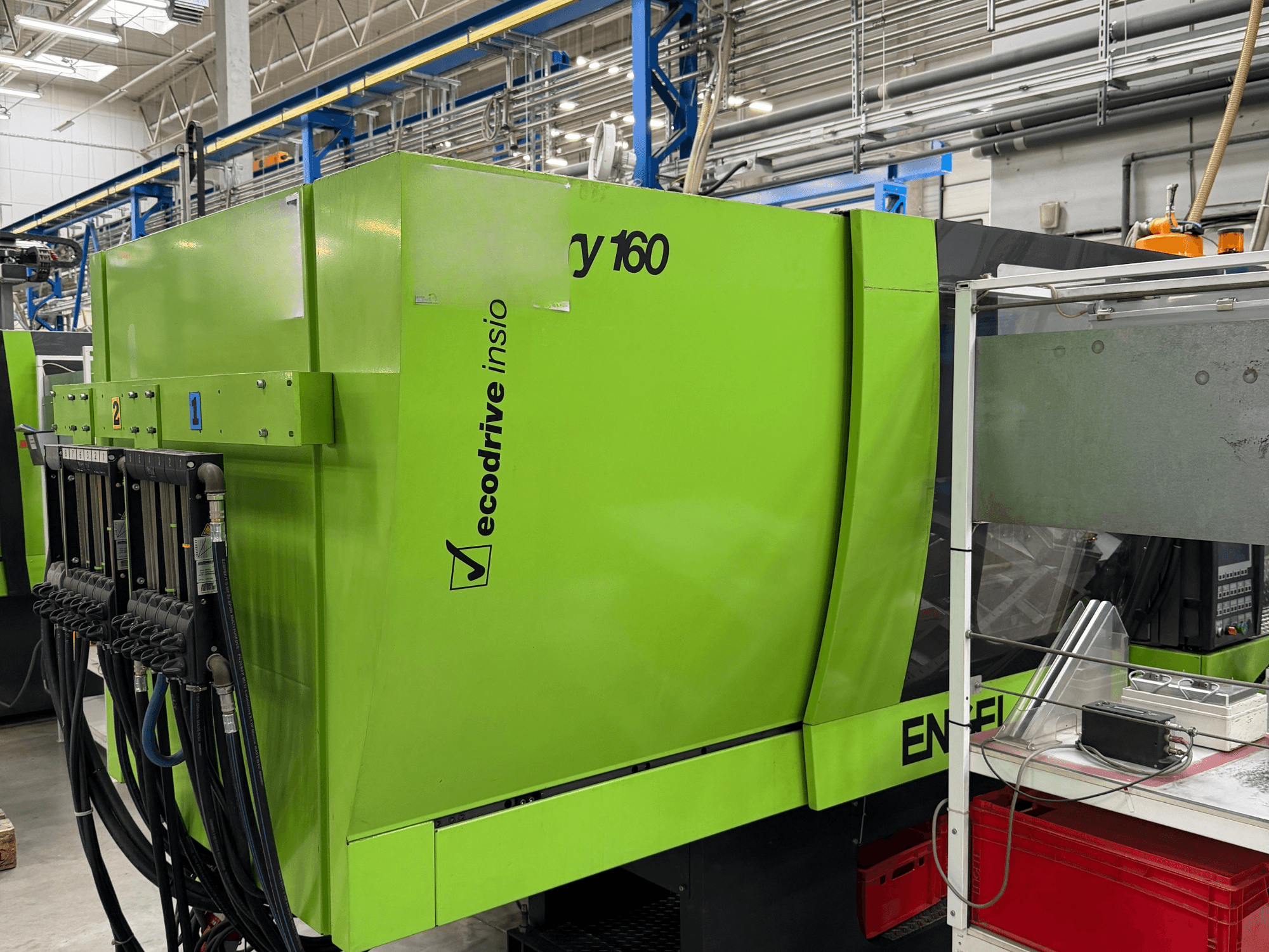 Roheline hüdrauliline süstimisvormimismasin Engel Victory 500/160 tech, külgvaade, millel on näha juhtpaneel ja Ecodrive-funktsioon.