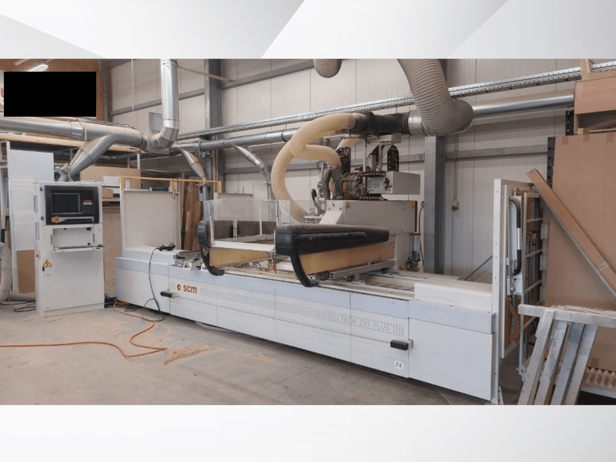 CNC töötlemiskeskus SCM TECH Z25 PLUS H-R4 töökojas, esiplaanil on juhtpaneel ja tolmueemaldussüsteem.