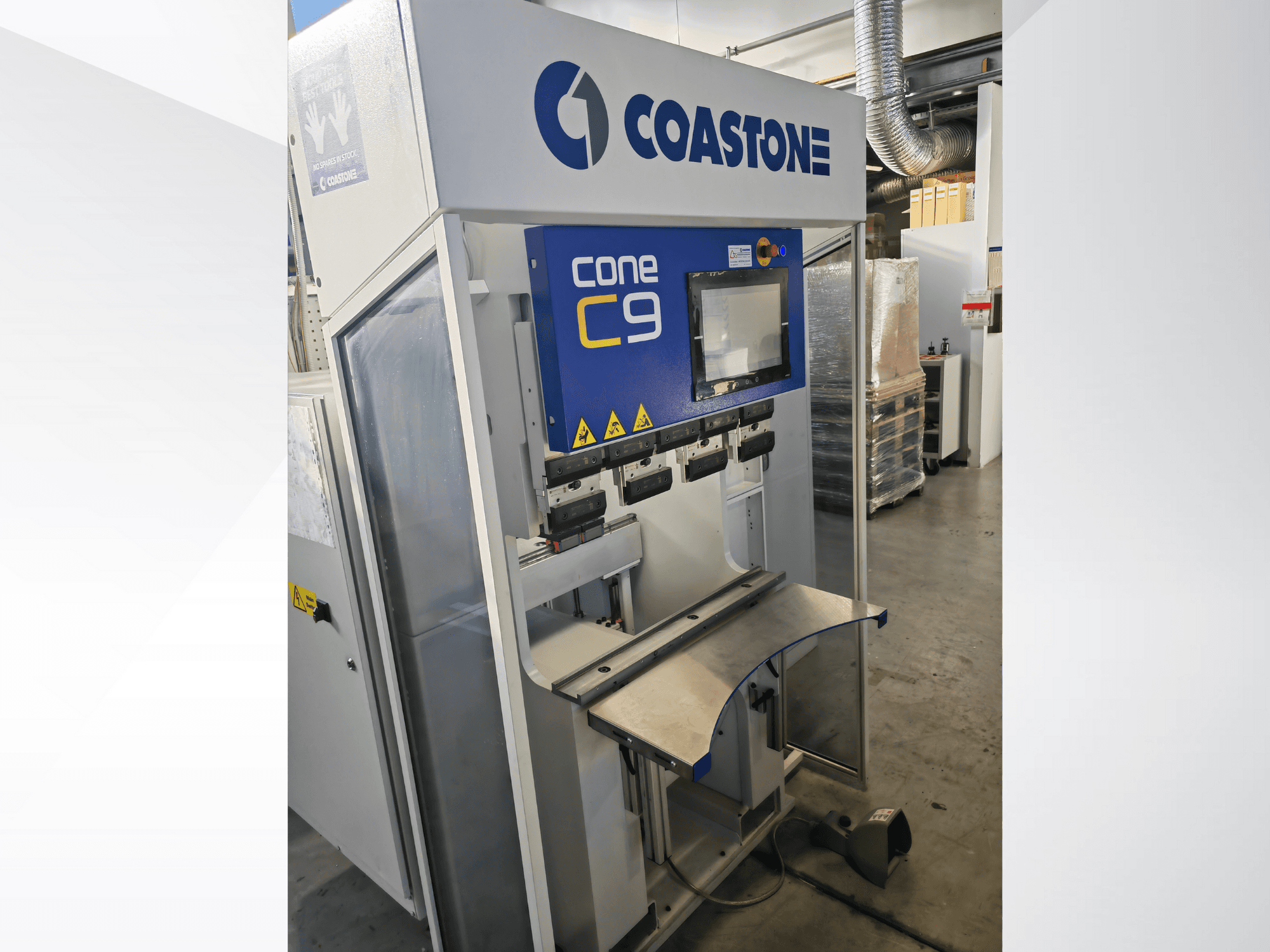 Coastone Cone C9 masin esiplaanilt, millel on juhtpaneel ja roostevabast terasest tööpind.