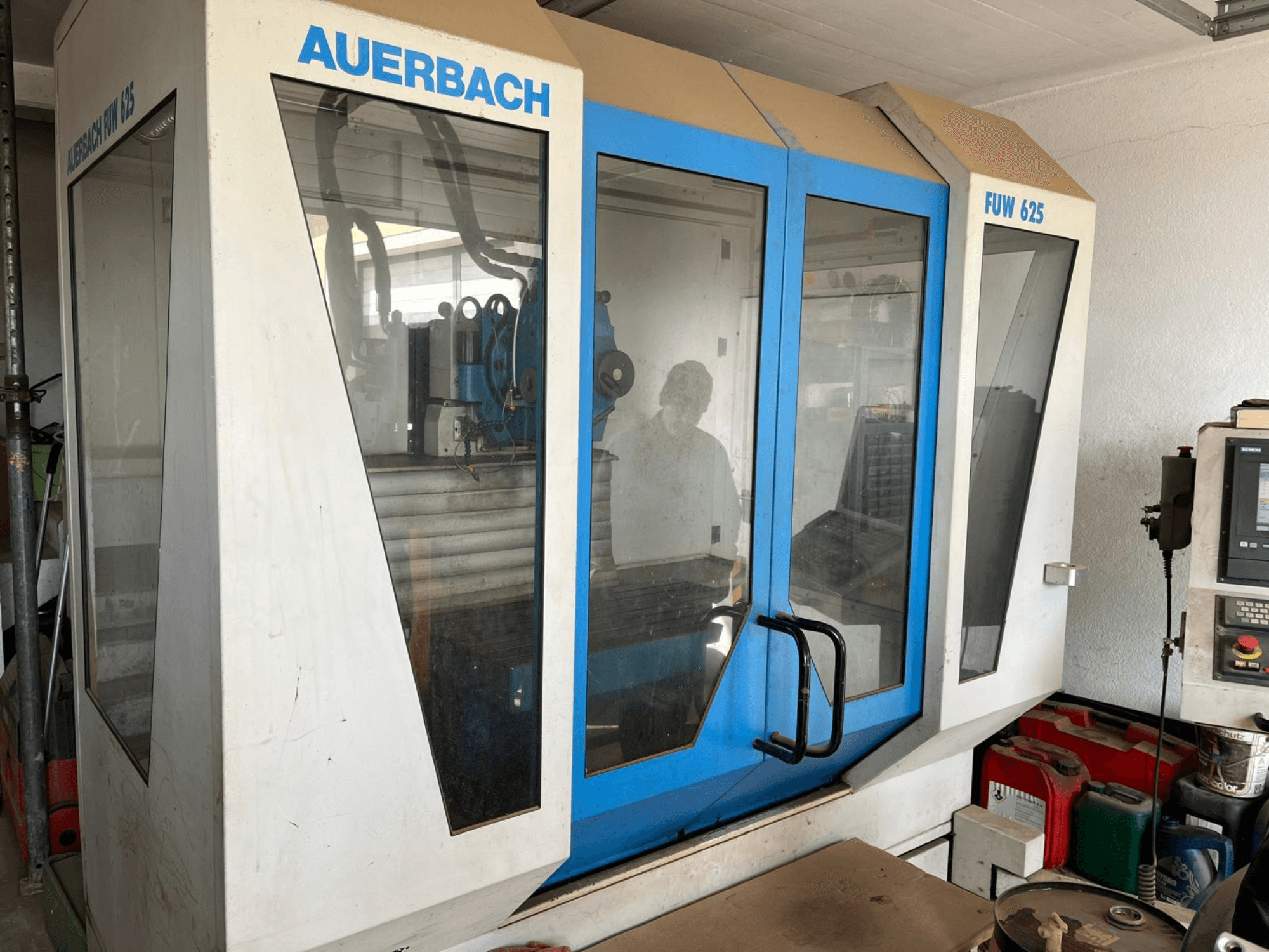 Auerbach FUW 625 universaalne töötlemiskeskus külgvaates, millel on klaaspaneelid ja paremal asuv juhtpaneel.