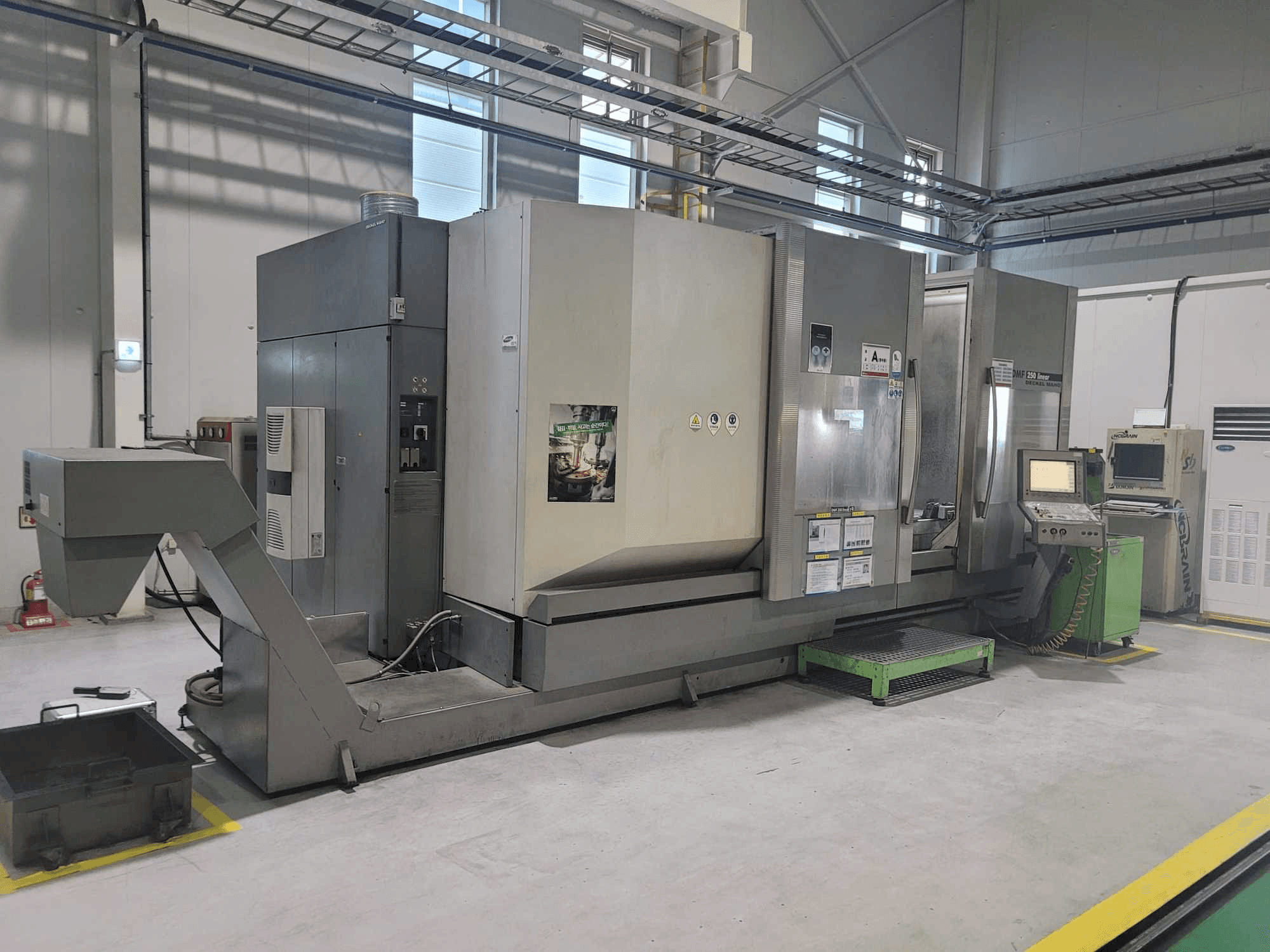 Masina DECKEL MAHO DMF 250 linear vasaku külje vaade