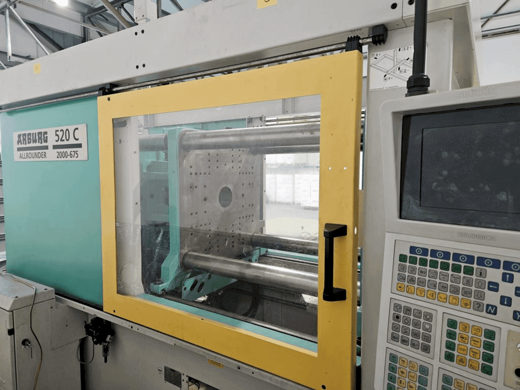 Masina Arburg Allrounder 520 C 2000-675 eestvaade