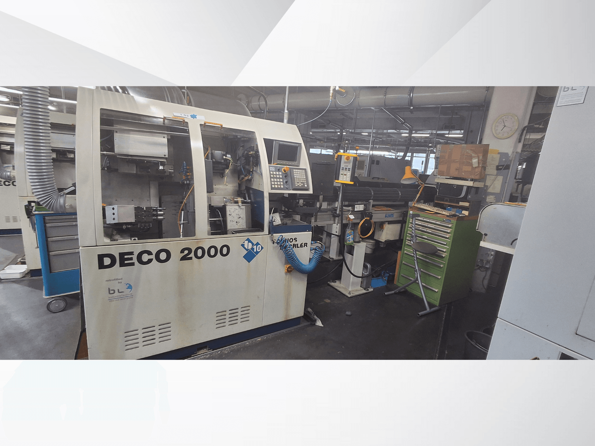 DECO 2000 masin esiplaanilt, kus on juhtpaneel, torud ning tööriistade ja kastidega segaduses olev tööruum.