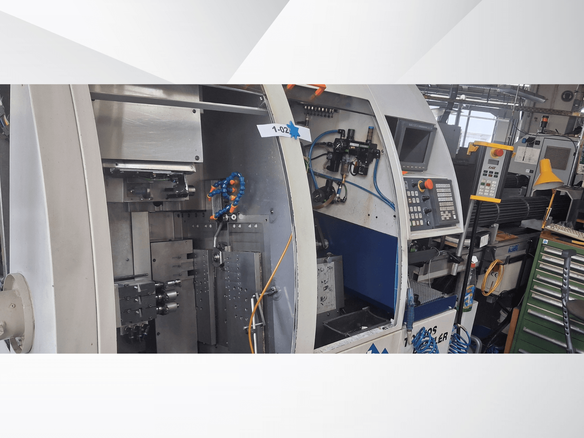 Šveitsi tüüpi treipingi TORNOS DECO 2000-10, esiplaanil on näidatud juhtpaneel, pöörlemismehhanism ja sisemine seadistus.