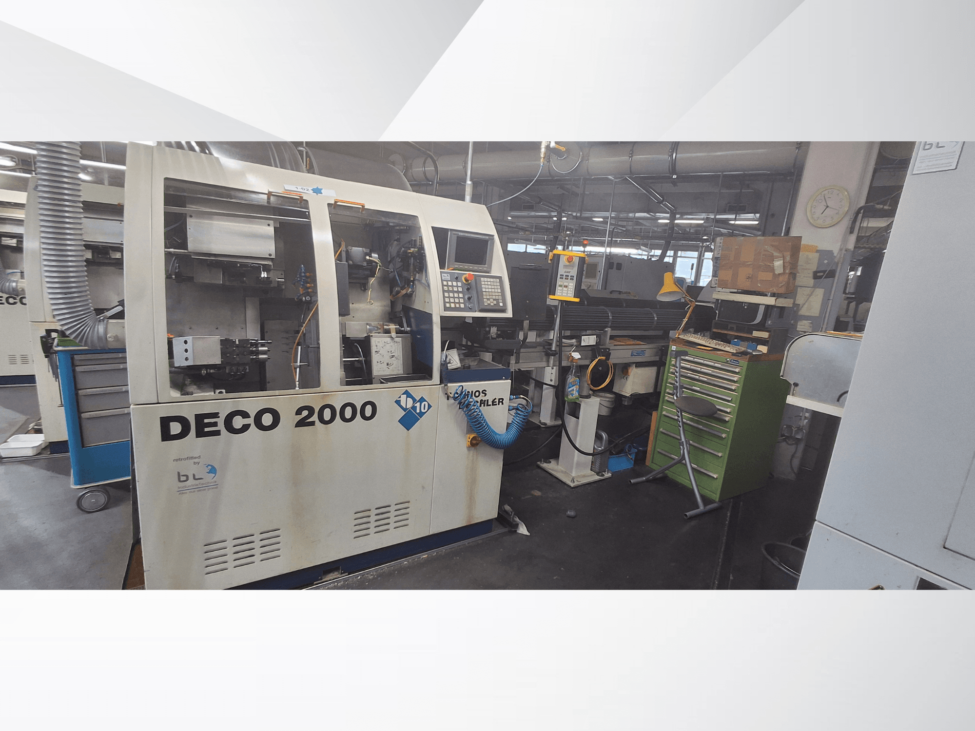 Šveitsi tüüpi treipink TORNOS DECO 2000-10, vaade eest, millel on näha juhtpaneel ja laadimisala töökoha keskkonnas.