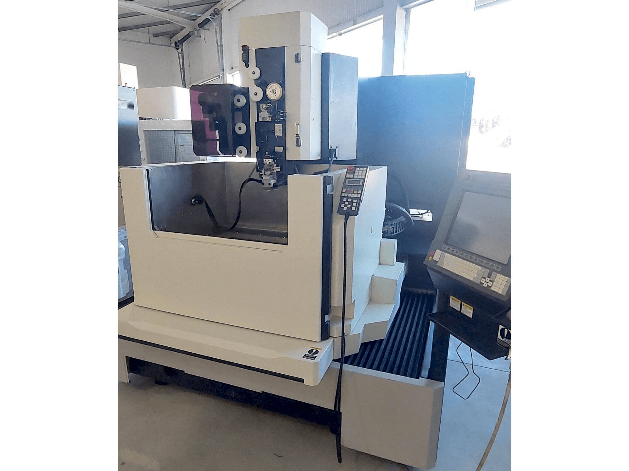 Masina Makino DUO 64 eestvaade