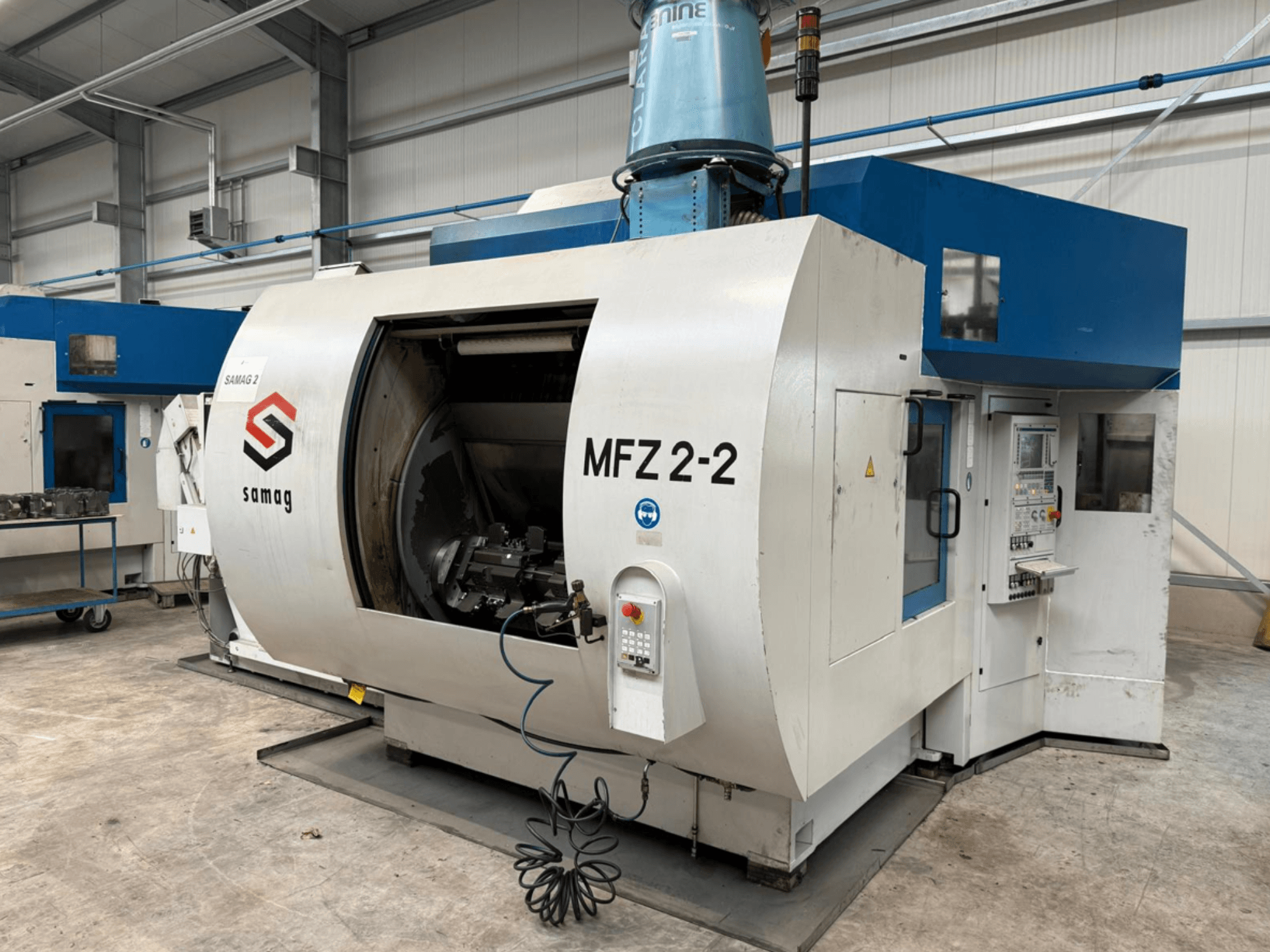 Samag MFZ 2-2 freespink külgvaates, millel on suur avatud kamber ja juhtpaneel erinevate nuppude ja nuppudega.