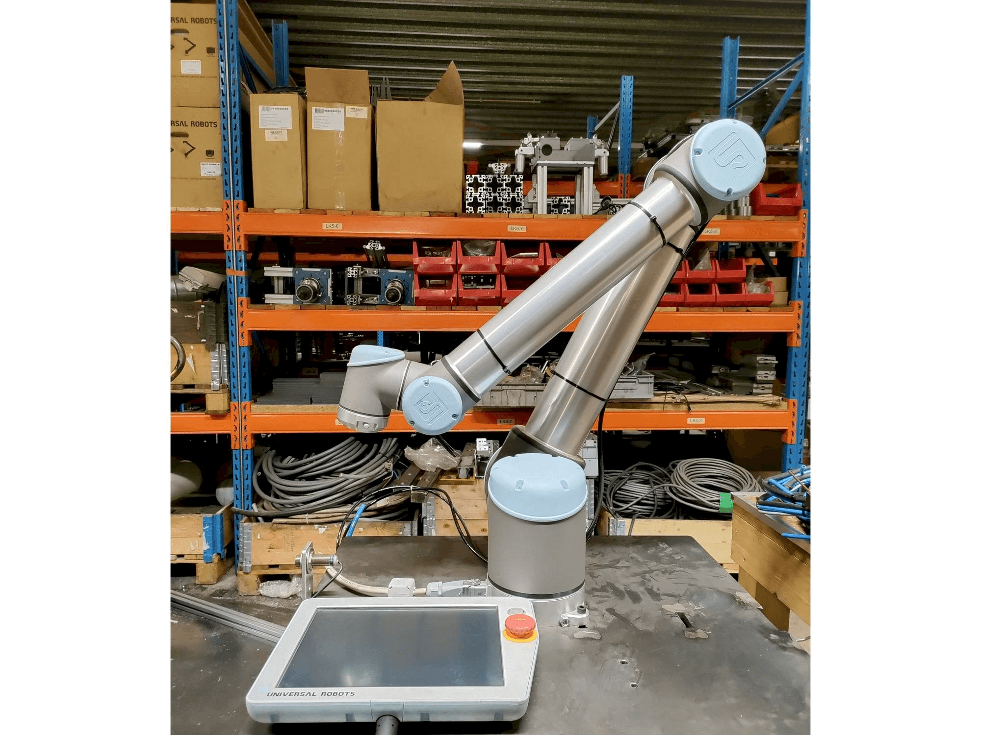 Masina Universal Robots UR10 eestvaade