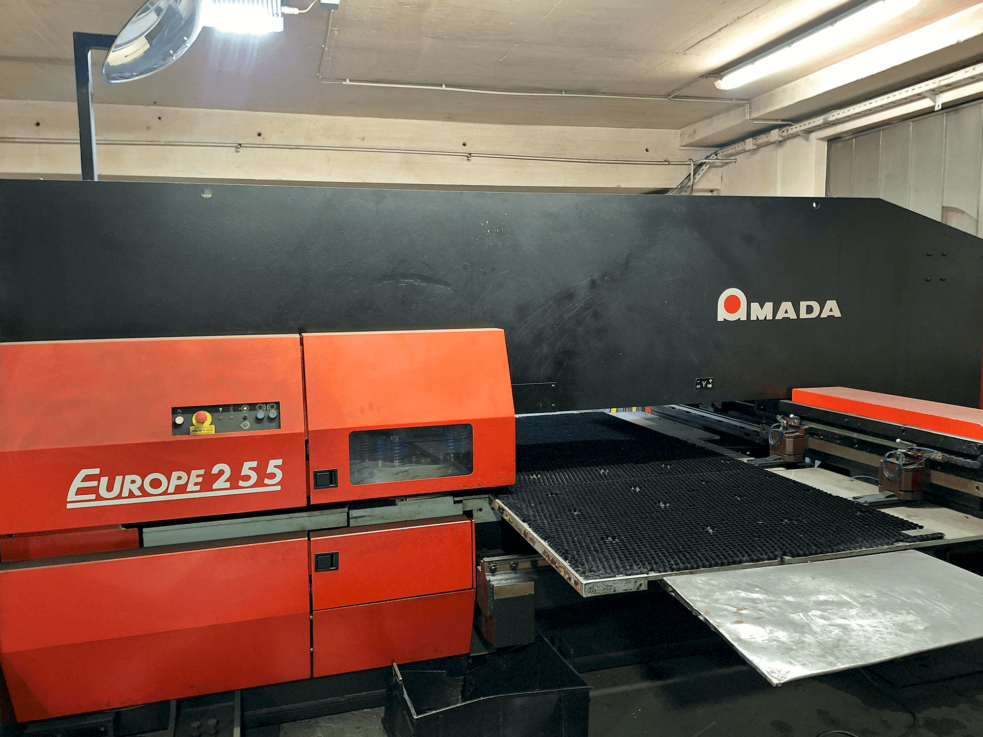 Masina AMADA EUROPE 255 CNC eestvaade