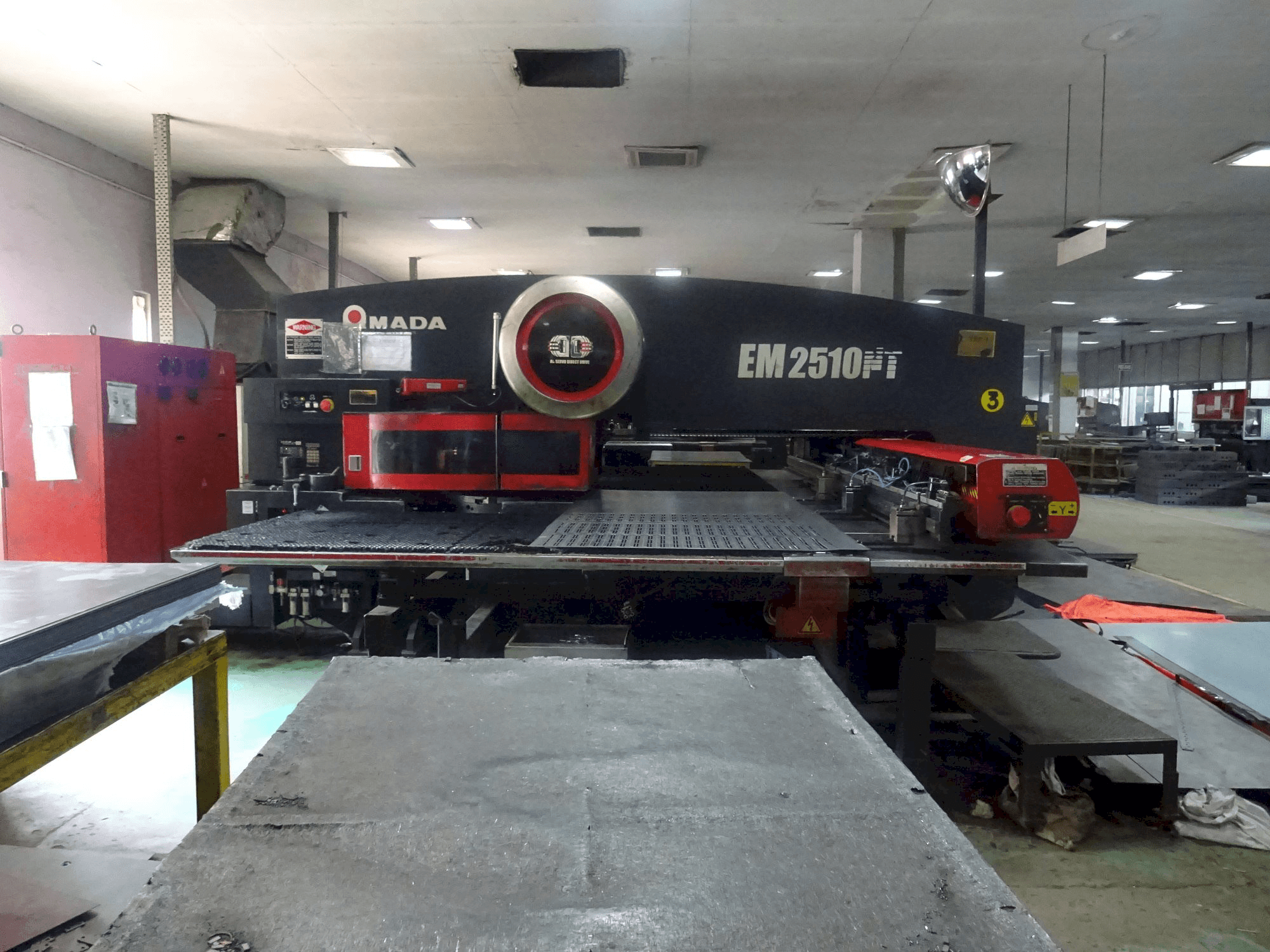 Masina AMADA EM 2510 NT eestvaade