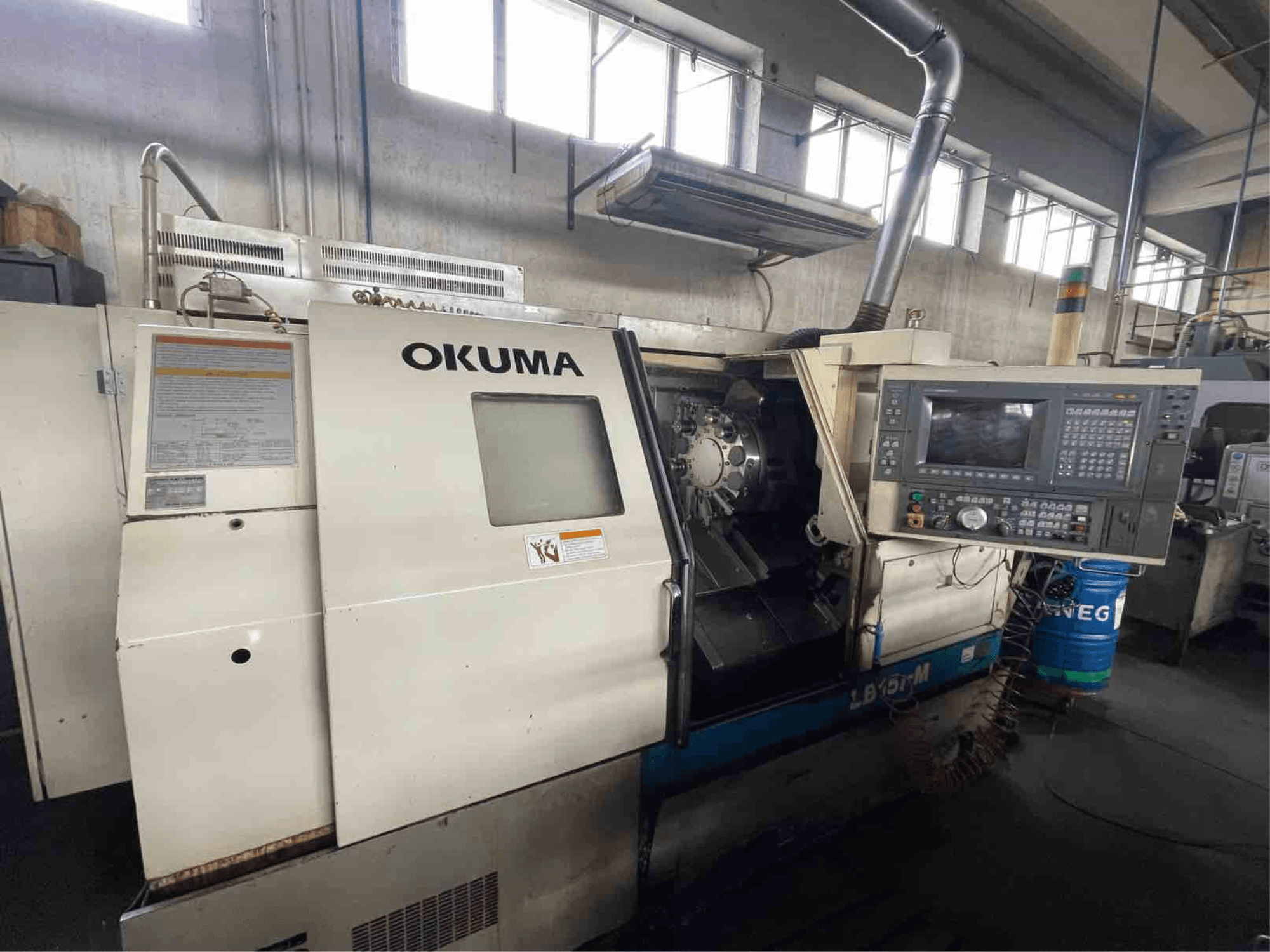Okuma LB15i-M horisontaalne treipink, esivaade; juhtpaneel ja lõikeriistade ala üksikasjalike näitajatega.