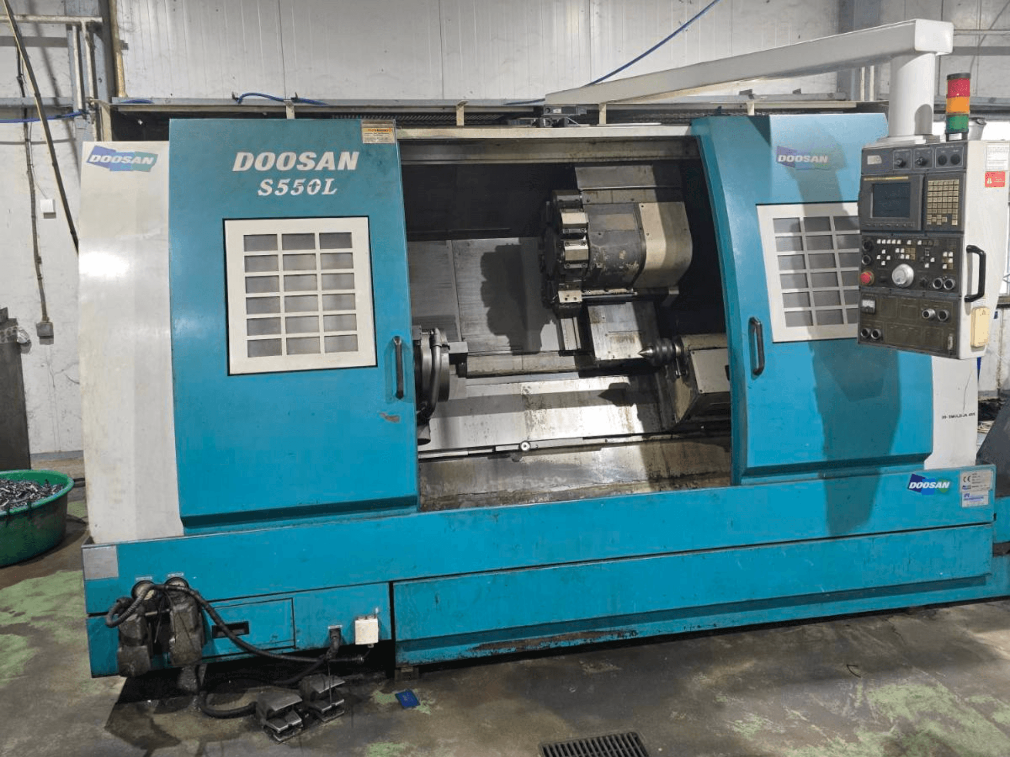 DOOSAN S550L horisontaalne treipingi külgvaates, millel on juhtpaneel ja treipingi voodi, mis on ideaalne täppistöötluseks.