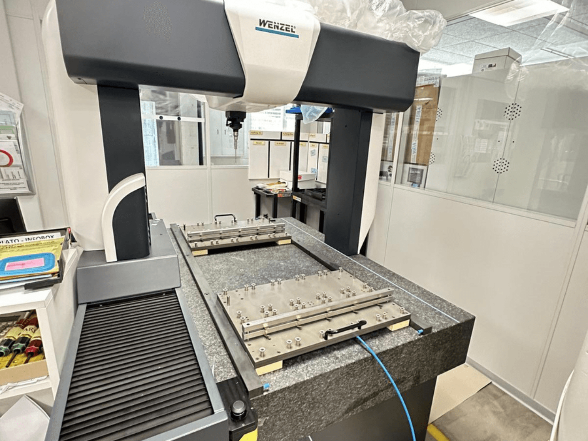 Laboratooriumis asuv Wenzel LH 65 CMM, millel on graniidist alus, reguleeritav mõõteplatvorm ja ülalt ulatuv mõõtearm.