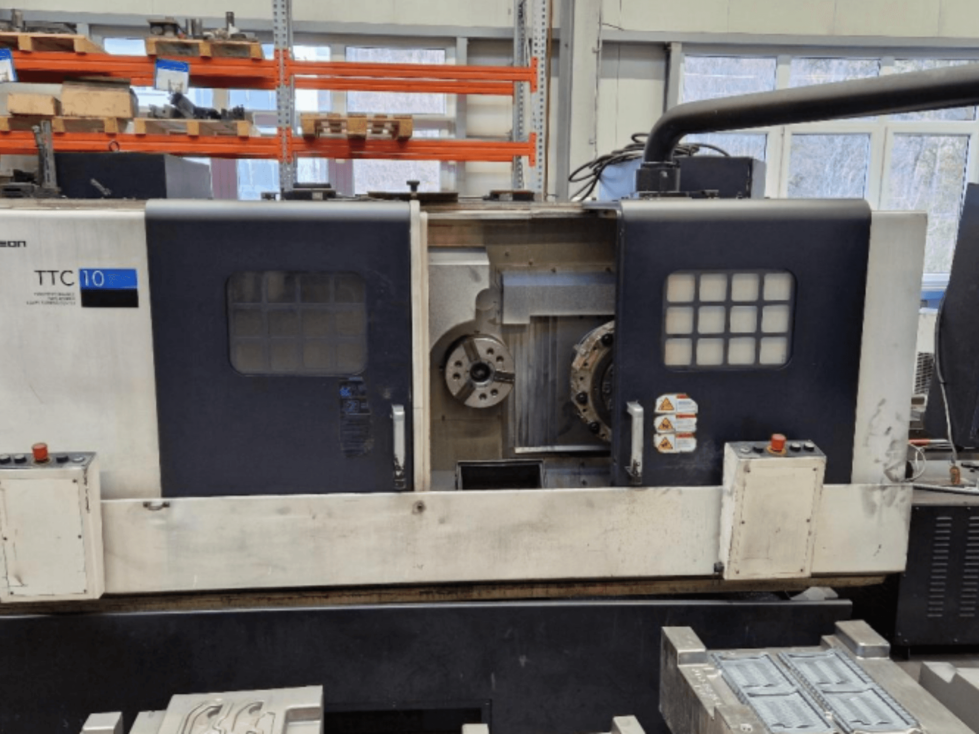 TTC 10 treipingi esivaade, kus on näha juhtpaneel, nähtavad toorikud ja tööruum metallosadega.