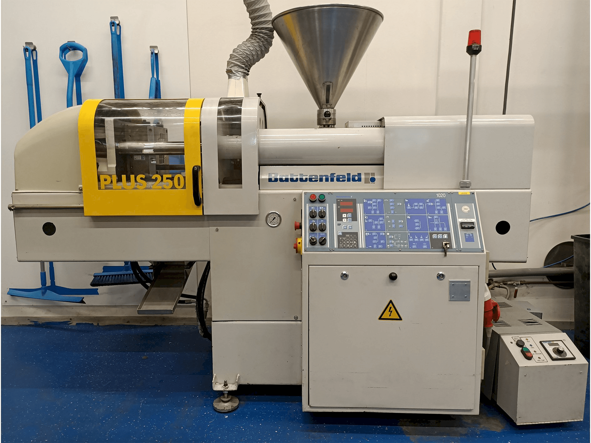 Masina Battenfeld PLUS 250/50 eestvaade