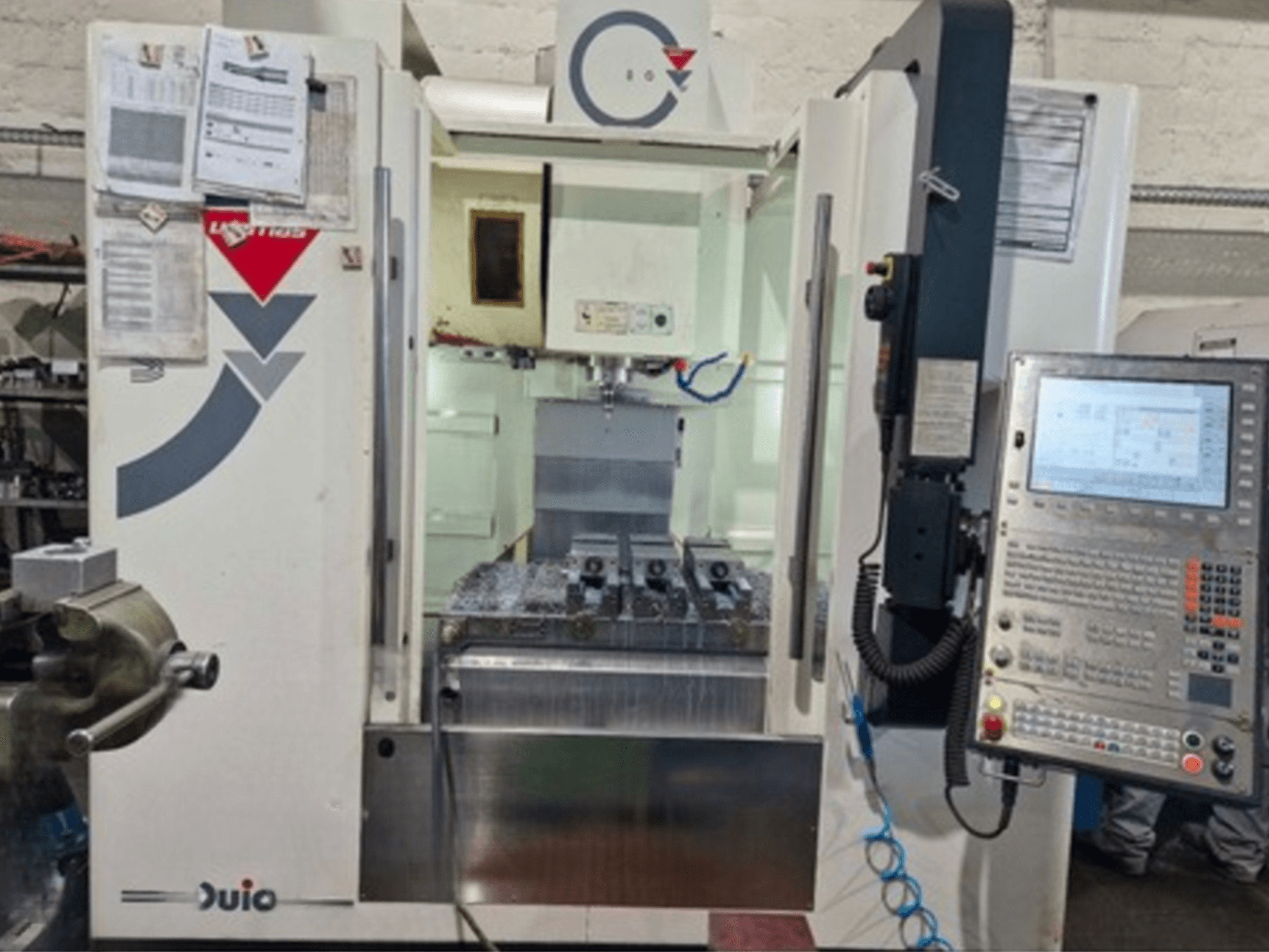 Juhtpaneeli ja CNC-liidesega vertikaalse töötlemiskeskuse WEMAS VZ 860 esivaade, millele on lisatud paberid.