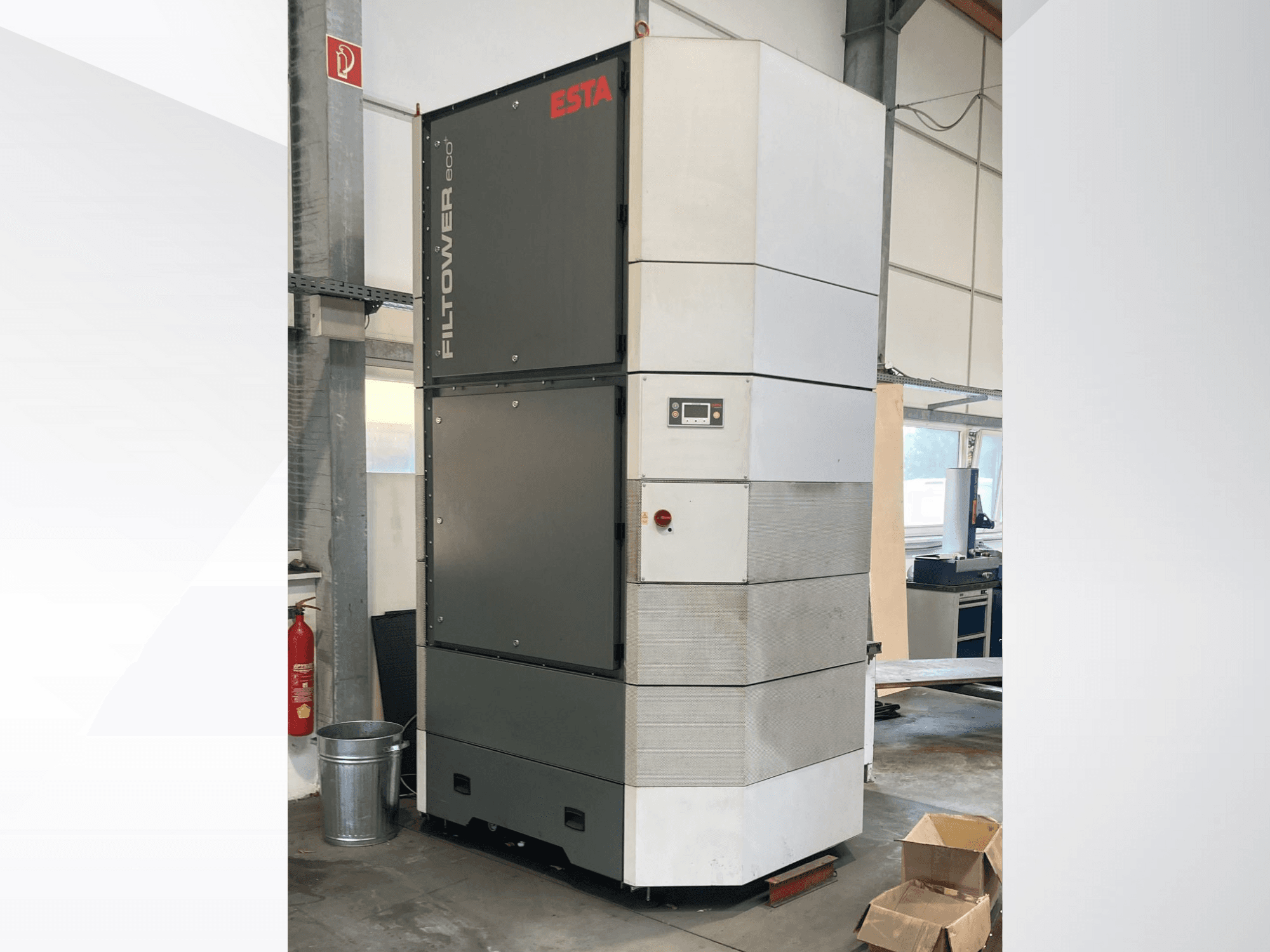 ESTA Filtower eco, hall ja valge, esiplaanil, juhtpaneel ja ventilatsiooniavad. Sobib tööstuslikuks õhufiltreerimiseks.